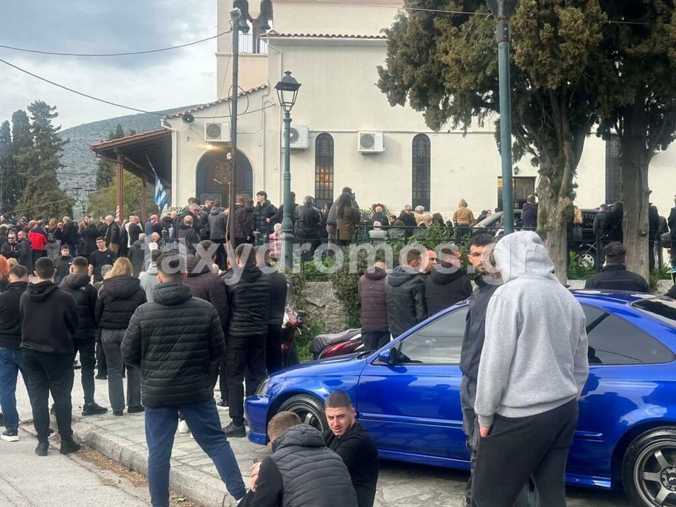 Βόλος: Θλίψη στην κηδεία του ζευγαριού -Εξετάζονται από τις Αρχές όλα τα δεδομένα για το θανατηφόρο τροχαίο