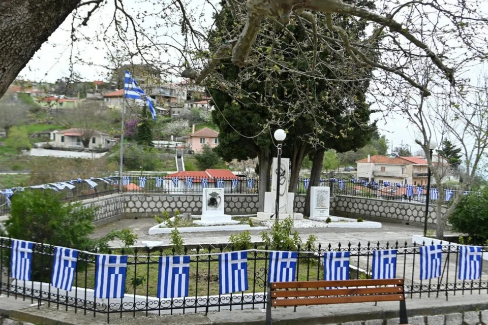 Άγνωστοι βανδάλισαν το Μνημείο Ηρώων στον Δομοκό -Αναζητούνται από τις Αρχές [εικόνες]