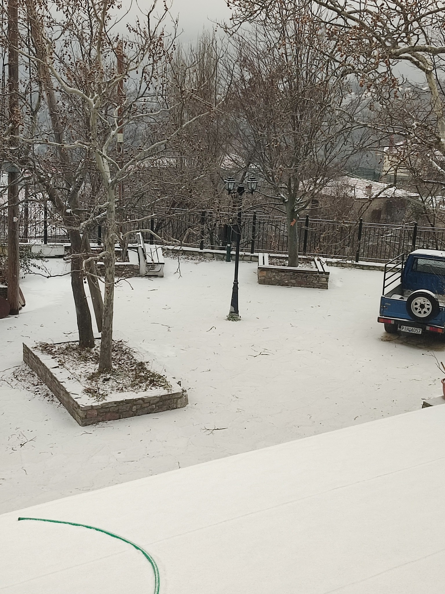 Σε 6 ώρες πτώση θερμοκρασίας 15 βαθμών - Χιονίζει στα ορεινά της Λάρισας (ΦΩΤΟ)
