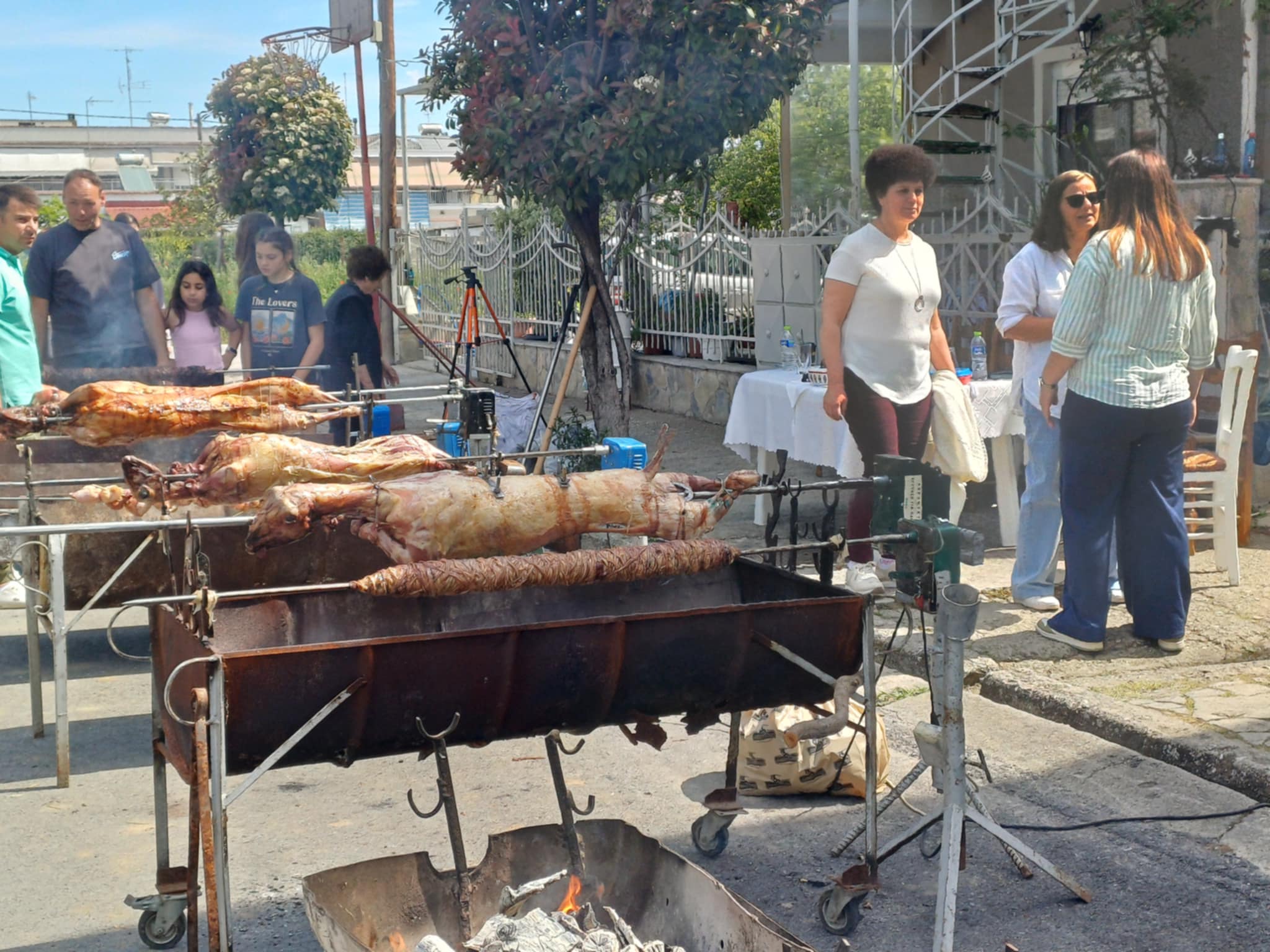 Πασχαλινό οικογενειακό γλέντι στη Γιάννουλη με αρνί, κοκορέτσι και χορό (ΦΩΤΟ-ΒΙΙΝΤΕΟ)