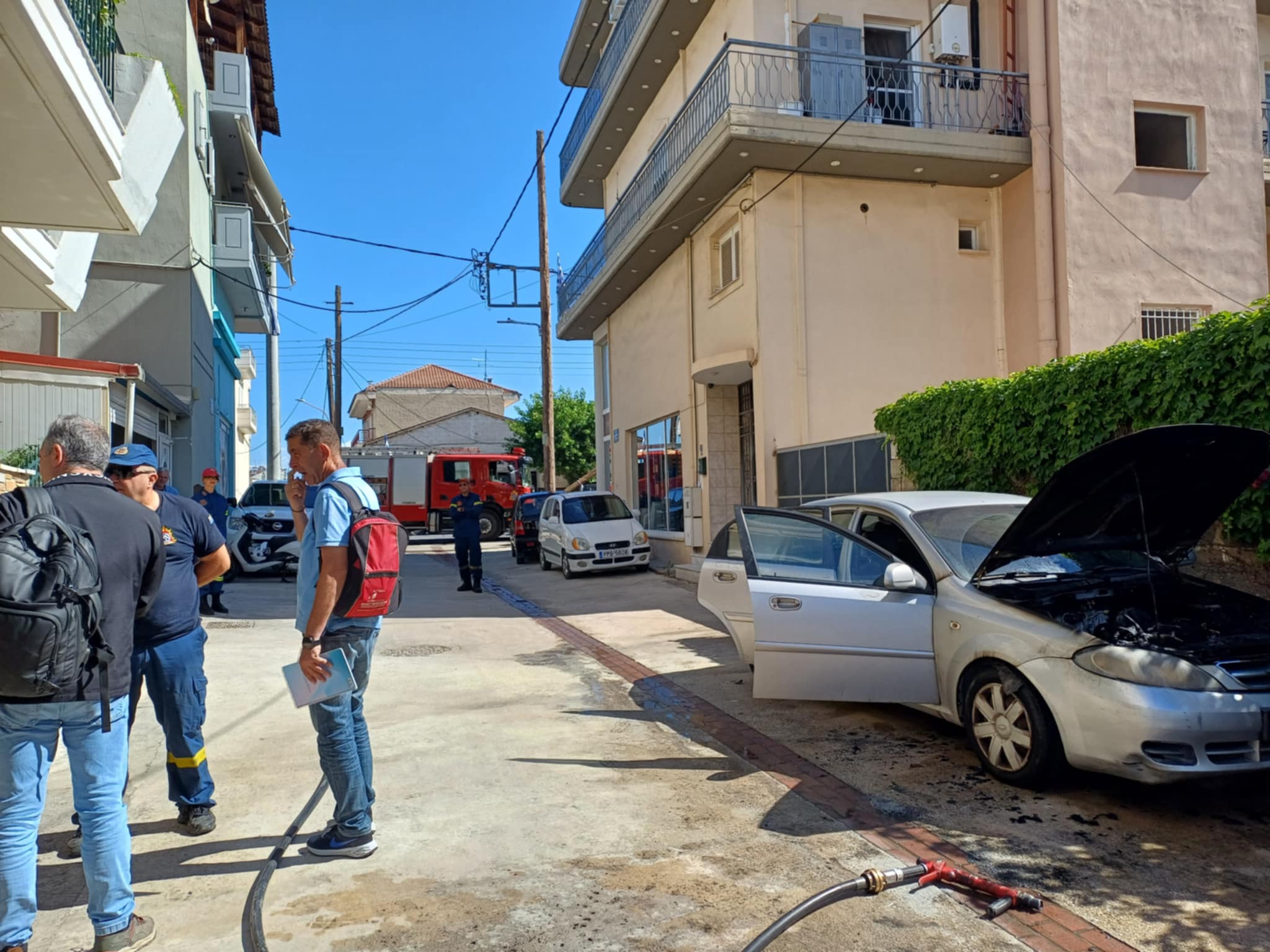 Συναγερμός στην Πυροσβεστική για φωτιά σε ΙΧ αυτοκίνητο στην οδό Βόλου (ΦΩΤΟ)