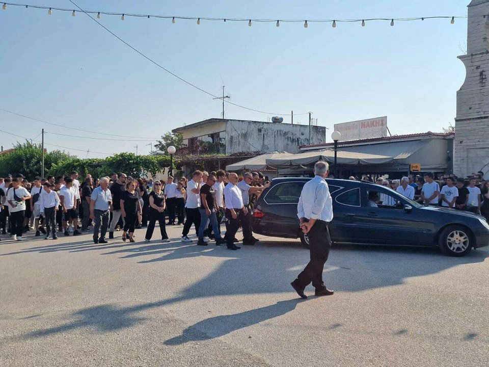Άρτα: Ανείπωτος πόνος -Το τελευταίο «αντίο» στον 14χρονο Σπύρο, που έχασε τη ζωή του στα νερά του Αράχθου