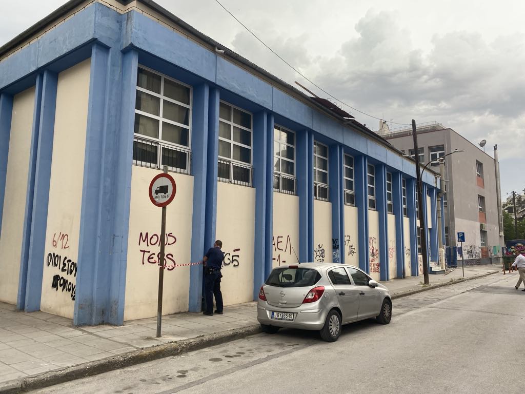 Ανεμοστρόβιλος ξήλωσε τη στέγη από το 5ο Λύκειο στη Λάρισα -Δείτε εικόνες