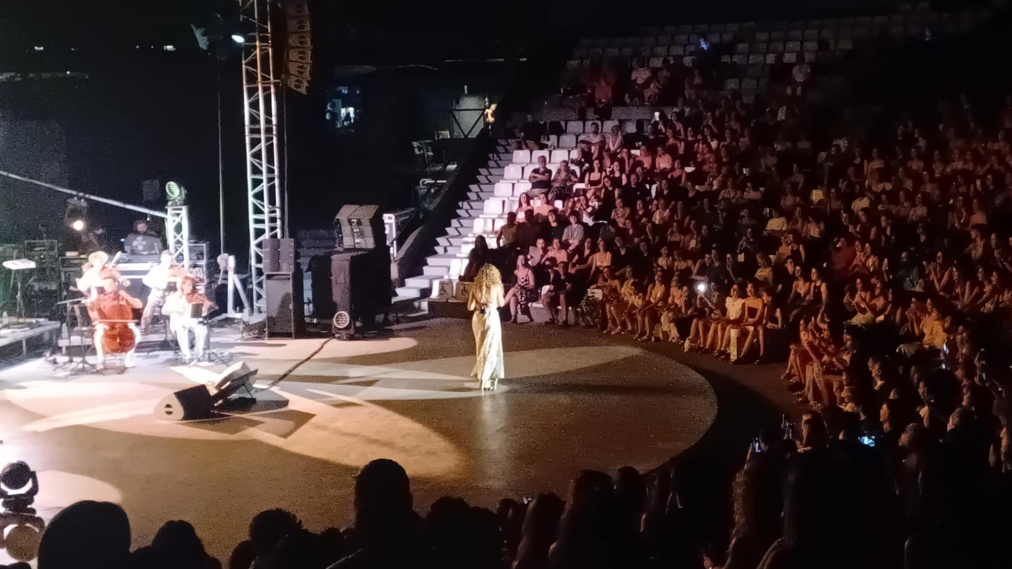 Μάγεψε η Νατάσσα Μποφίλιου τους Λαρισαίους στο Κηποθεάτρο Αλκαζάρ (ΦΩΤΟ+video)