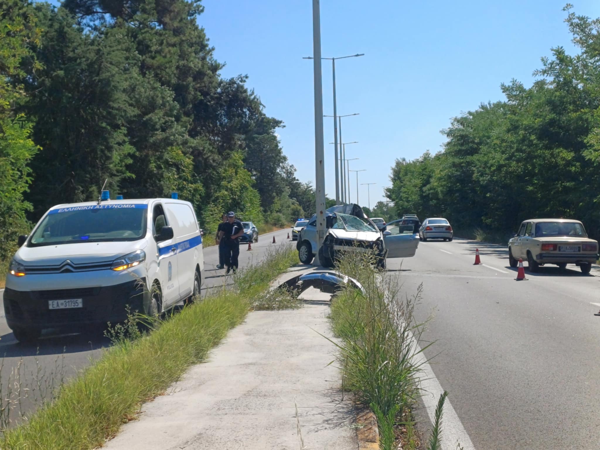 Τραγωδία λίγο εξω από τη Λάρισα: Νεκρή οδηγός-το αυτοκίνητό της έπεσε σε κολόνα (ΦΩΤΟ)