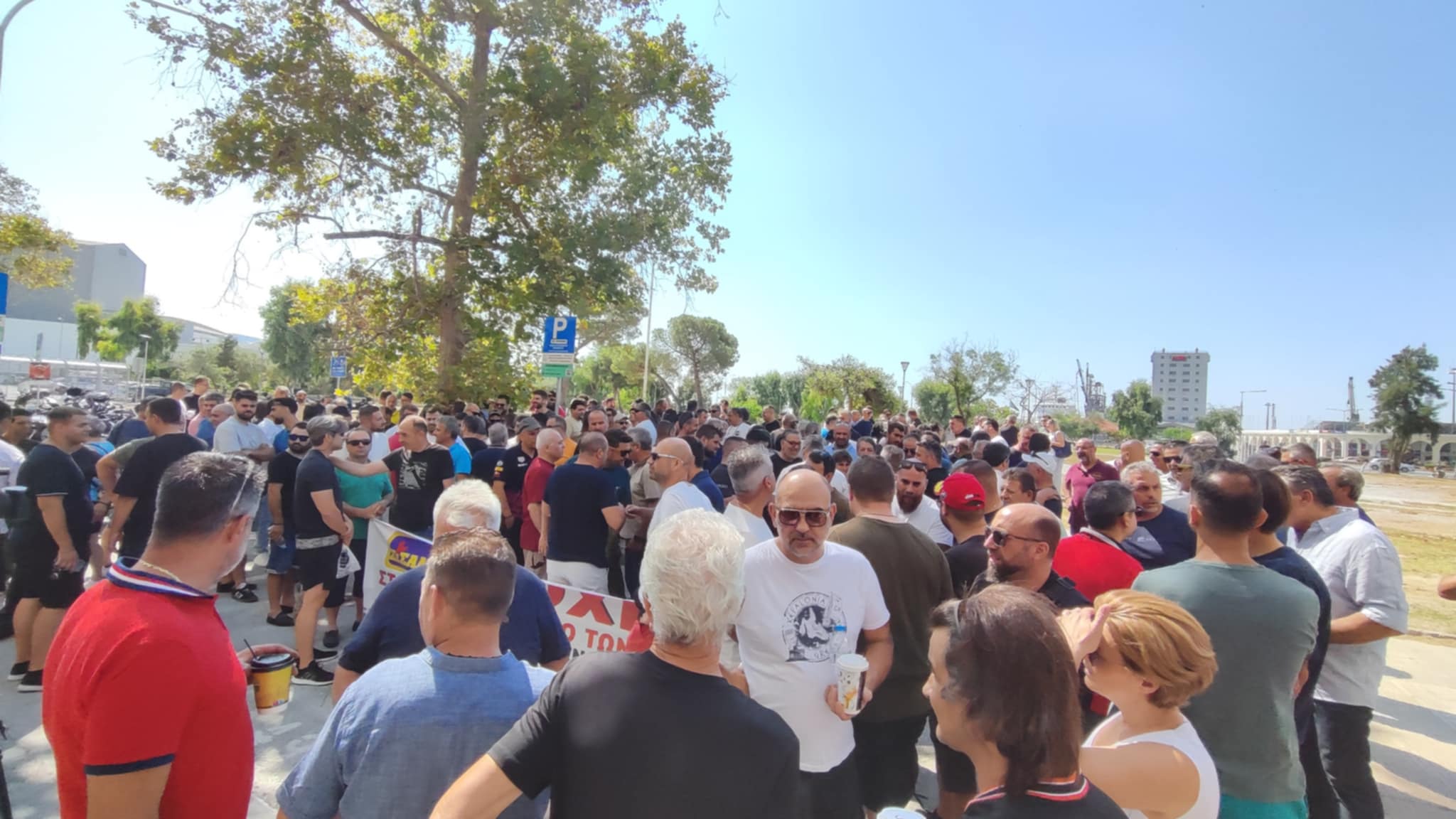 Πολιορκούν τη ΔΟΥ Βόλου οι ιδιοκτήτες συνεργείων που αντιδρούν στο ψηφιακό πελατολόγιο (ΦΩΤΟ)