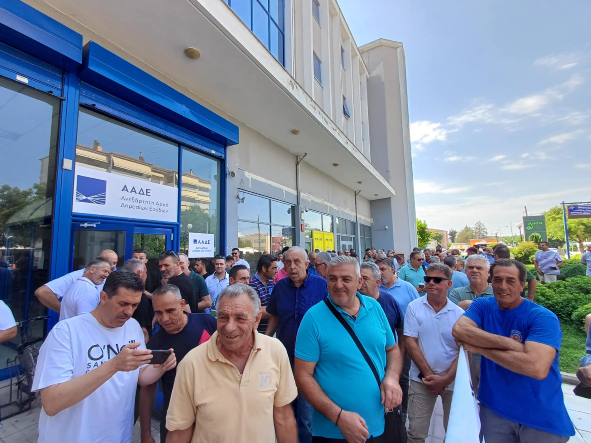 Συγκέντρωση διαμαρτυρίας των ιδιοκτητών συνεργείων αυτοκινήτων έξω από τη ΔΟΥ Λάρισας για το ψηφιακό πελατολόγιο (ΦΩΤΟ)