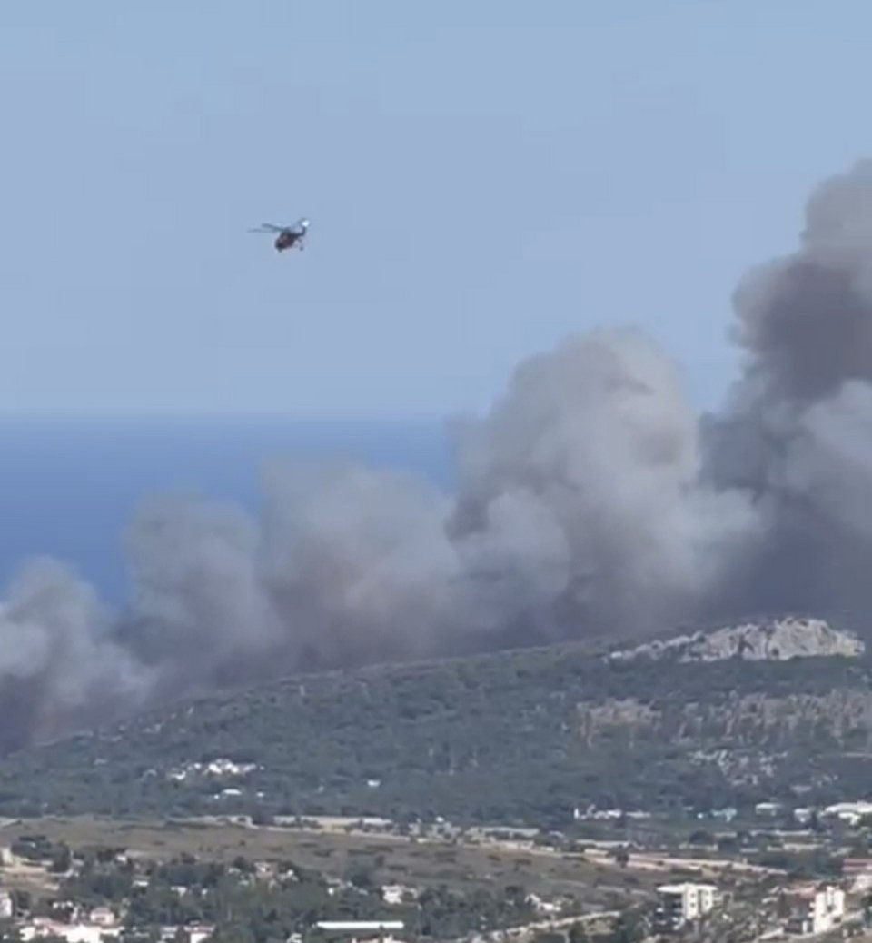Φωτιά τώρα στη Ραφήνα - Μήνυμα 112 για εκκένωση τριών περιοχών -Κλειστή η λεωφόρος Μαραθώνος