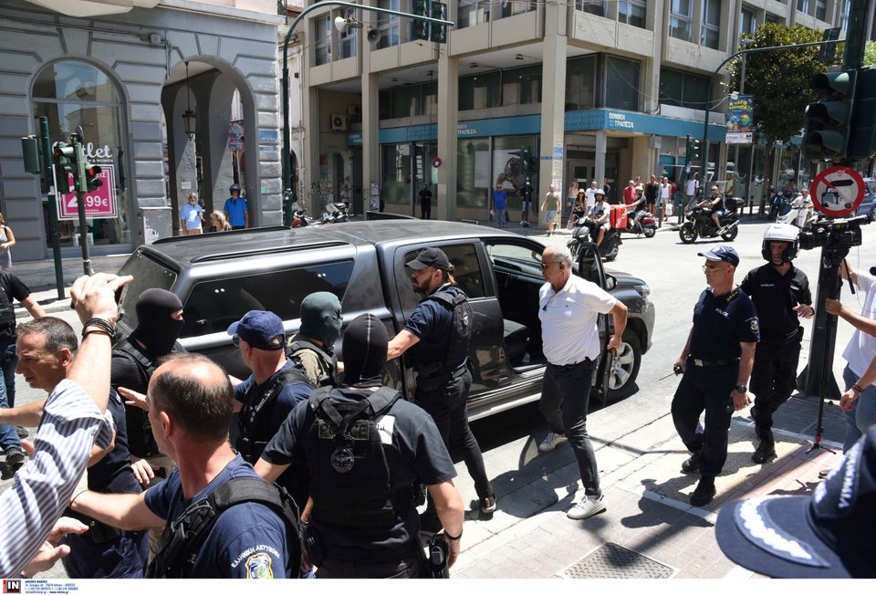 Στα δικαστήρια Πάτρας η Ειρήνη Μουρτζούκου, μετά την ομολογία των δολοφονιών -«Φόνισσα» την αποδοκίμασε το πλήθος