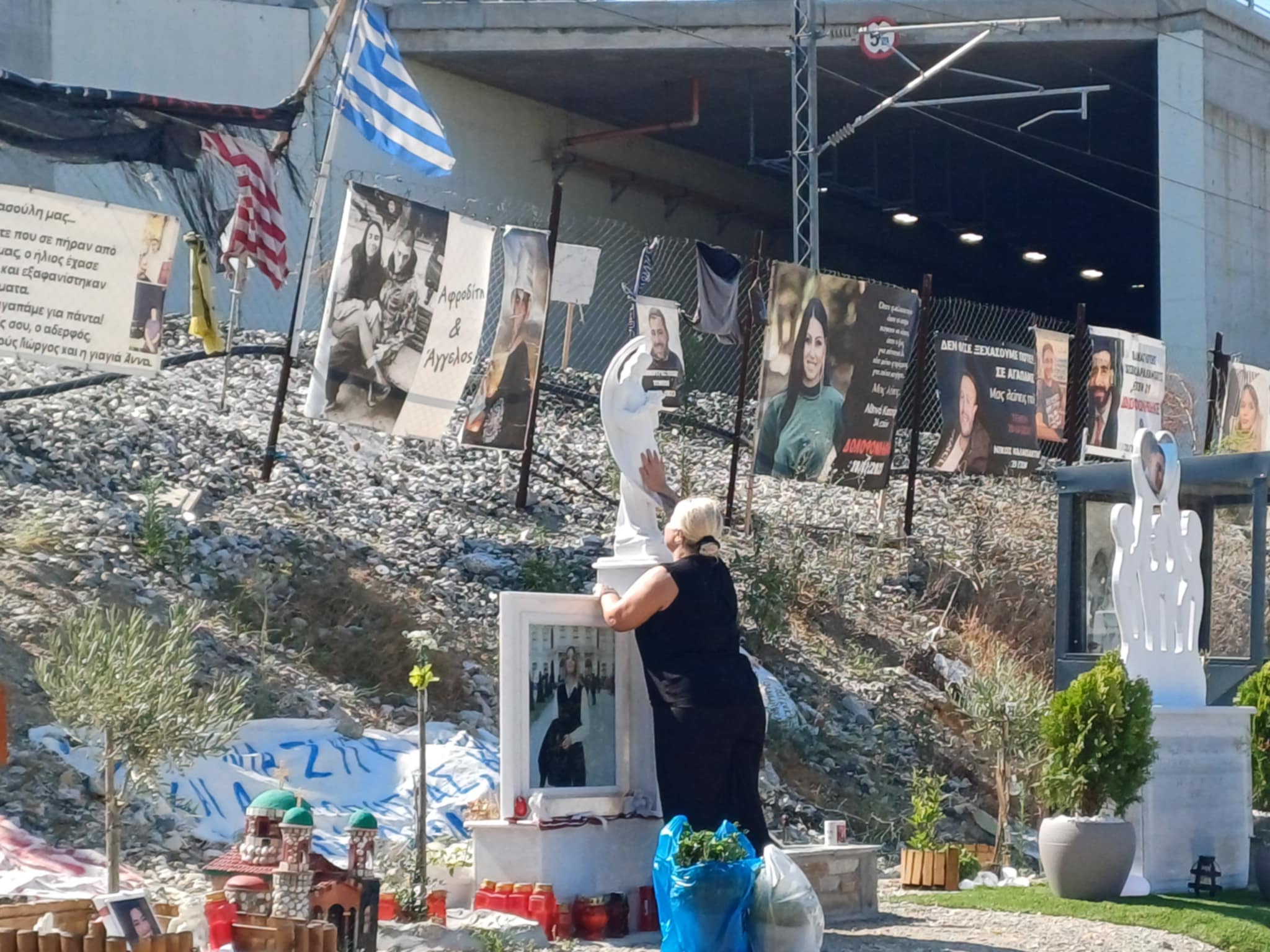 Τέμπη: Τέλεσαν τρισάγιο στον τόπο της τραγωδίας συγγενείς των θυμάτων (ΦΩΤΟ)