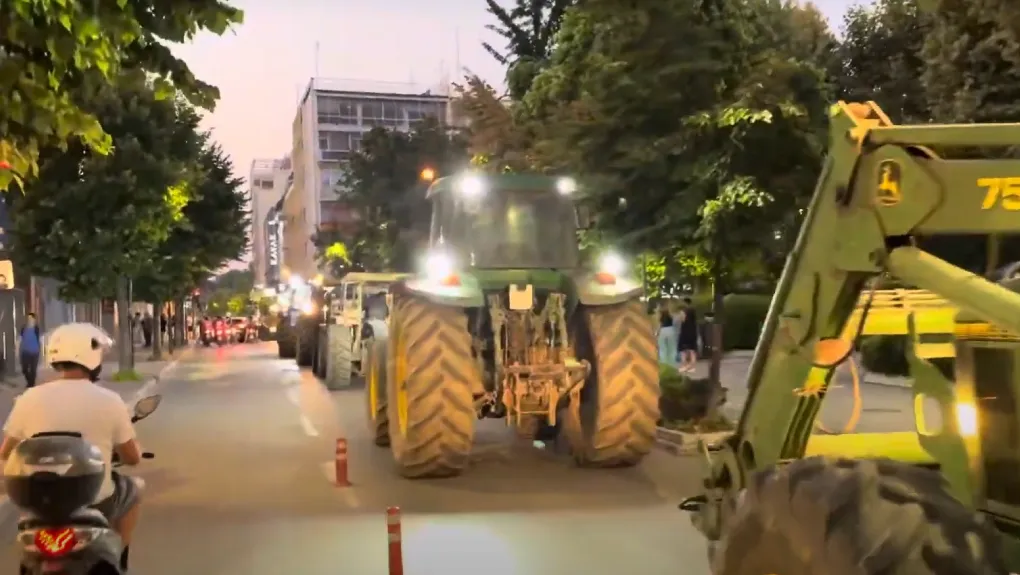 Τα τρακτέρ στην κεντρική πλατεία της Λάρισας για ΟΠΕΚΕΠΕ,αποζημιώσεις, ευλογιά προβάτων, λειψυδρία