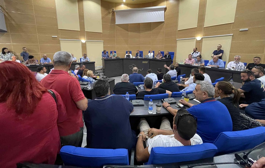 Ένταση στη σύσκεψη στην περιφέρεια με κτηνοτρόφους παρουσία Χρήστου Κέλλα (ΦΩΤΟ+βίντεο