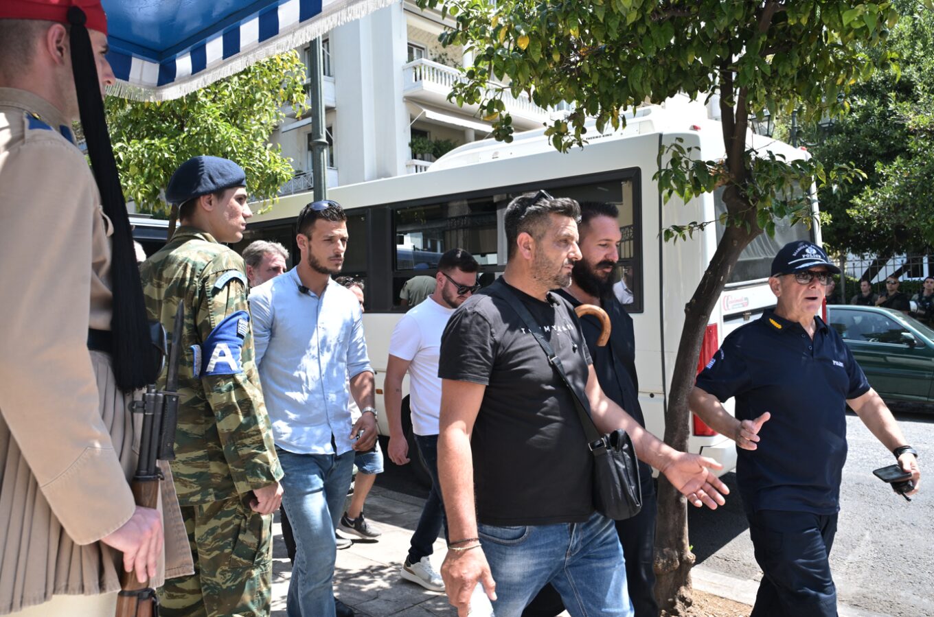 Στην Ηρώδου Αττικού έφτασαν οι κτηνοτρόφοι- Ζητούν συνάντηση με τον Πρωθυπουργό