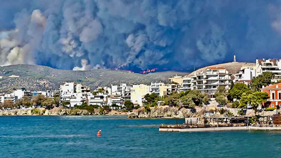 Καίγονται σπίτια σε Κρυονέρι και Δροσοπηγή, ακούγονται εκρήξεις - Μεγάλες φωτιές σε Αττική, Εύβοια, Κύθηρα και Μεσσηνία