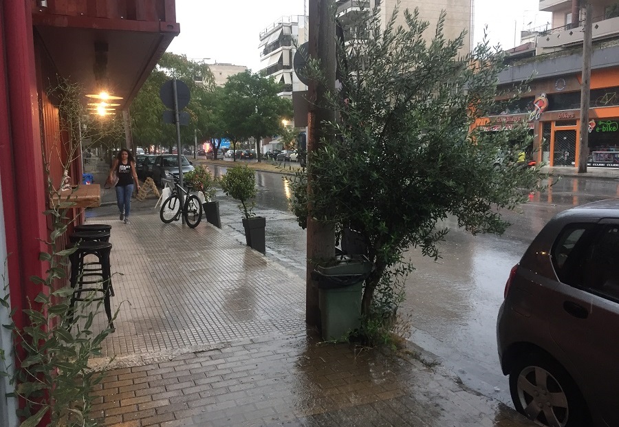 Ανάσα... δροσιάς στη Λάρισα με βροχές έπειτα από μια μεγάλη περίοδο ξηρασίας
