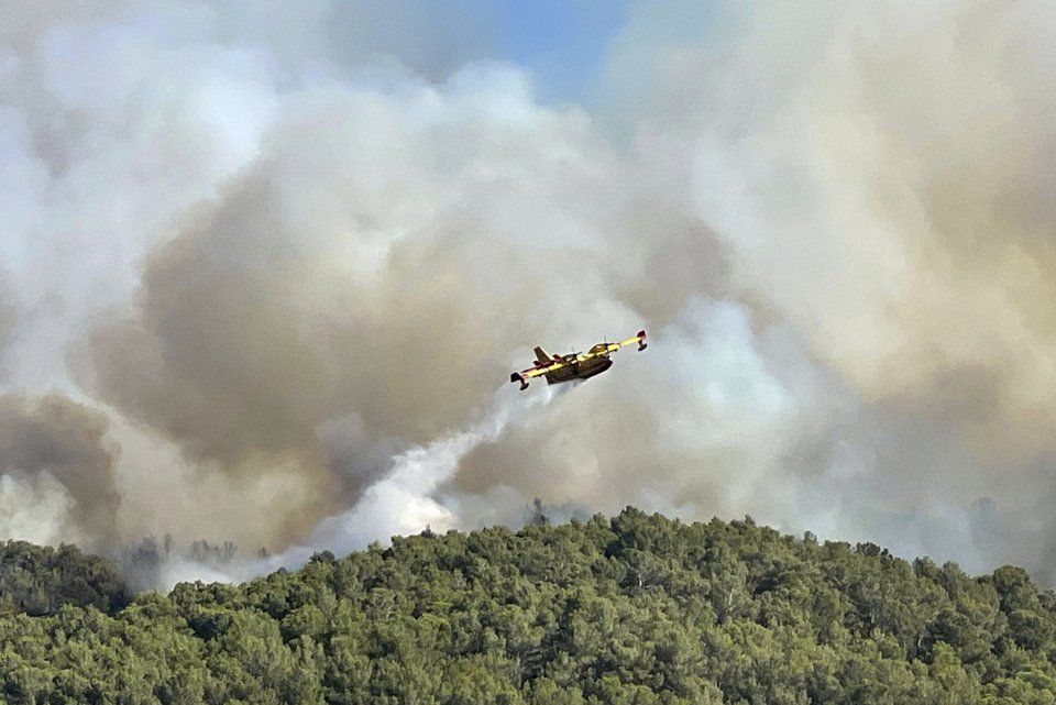 Σε πύρινο κλοιό ο ευρωπαϊκός νότος: Εικόνες Αποκάλυψης με μία νεκρή στη Γαλλία, μαζικές εκκενώσεις στην Ισπανία