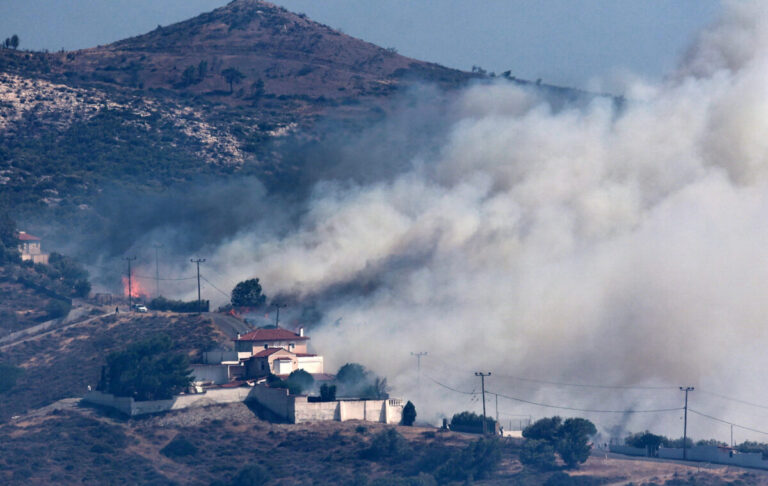Ένας νεκρός από τη φωτιά στην Κερατέα – Καίγονται σπίτια, ανεξέλεγκτο το μέτωπο – Εκκενώνεται γηροκομείο
