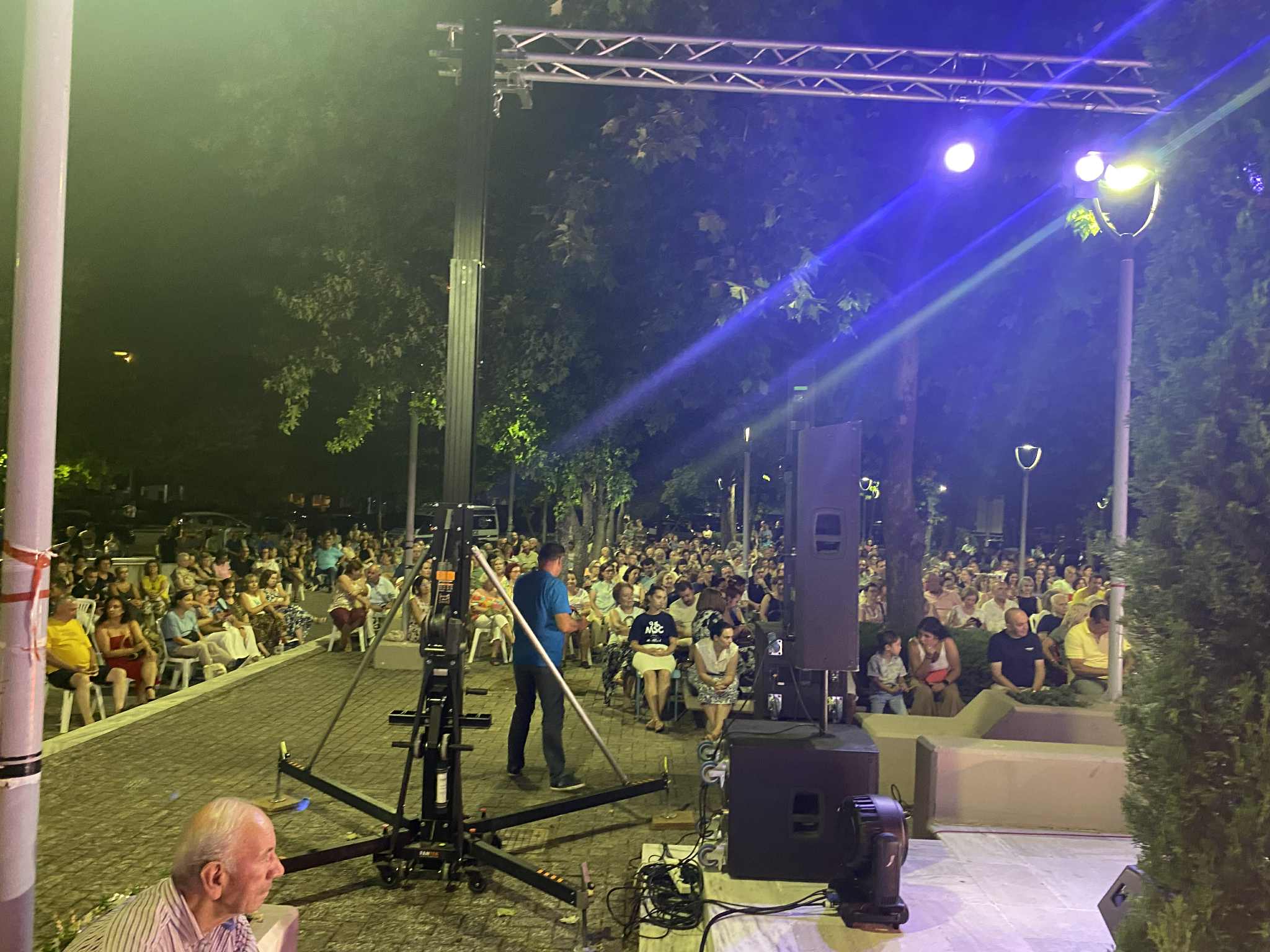 Κάτω από την Αυγουστιάτικη πανσέληνο ο Δημήτρης Παπαδημητρίου ταξίδεψε τους Λαρισαίους σε ονειρικά μονοπάτια (ΦΩΤΟ+video)