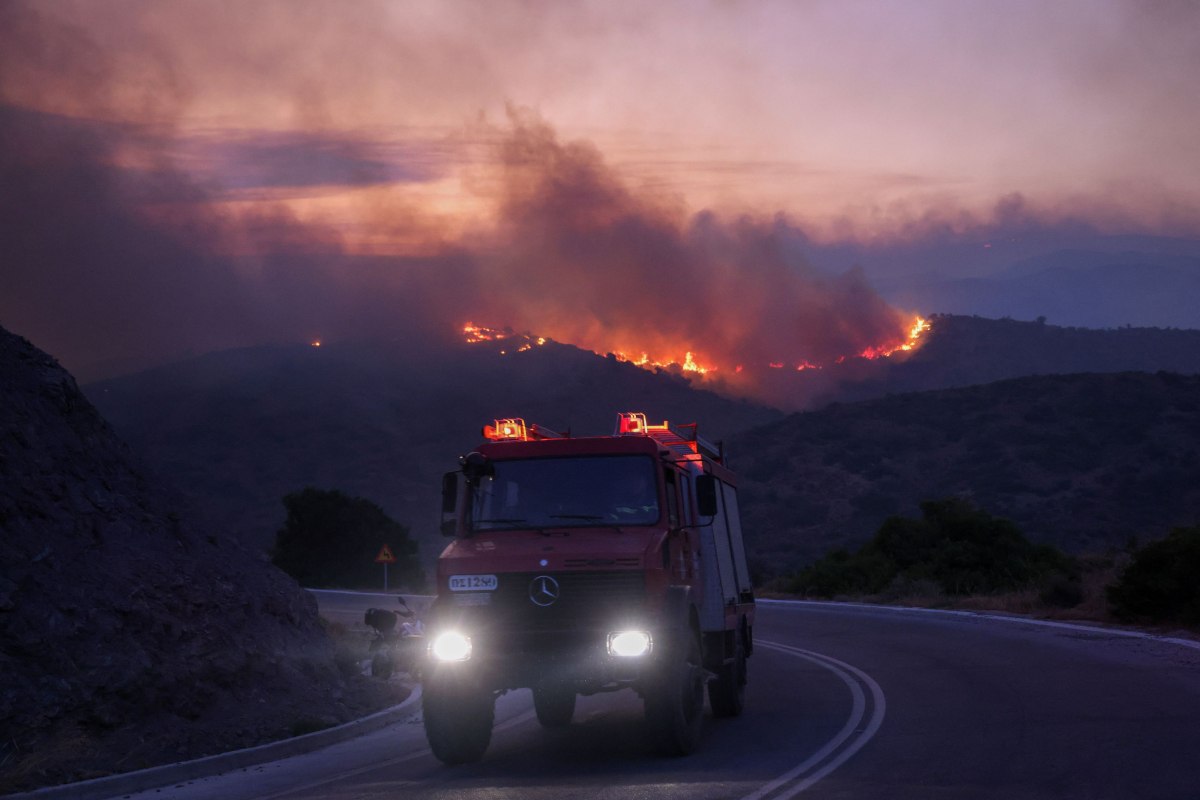 Εικόνες Αποκάλυψης από τη φωτιά στην Πάτρα -Απίστευτες εικόνες με αμέτρητα καμένα αυτοκίνητα