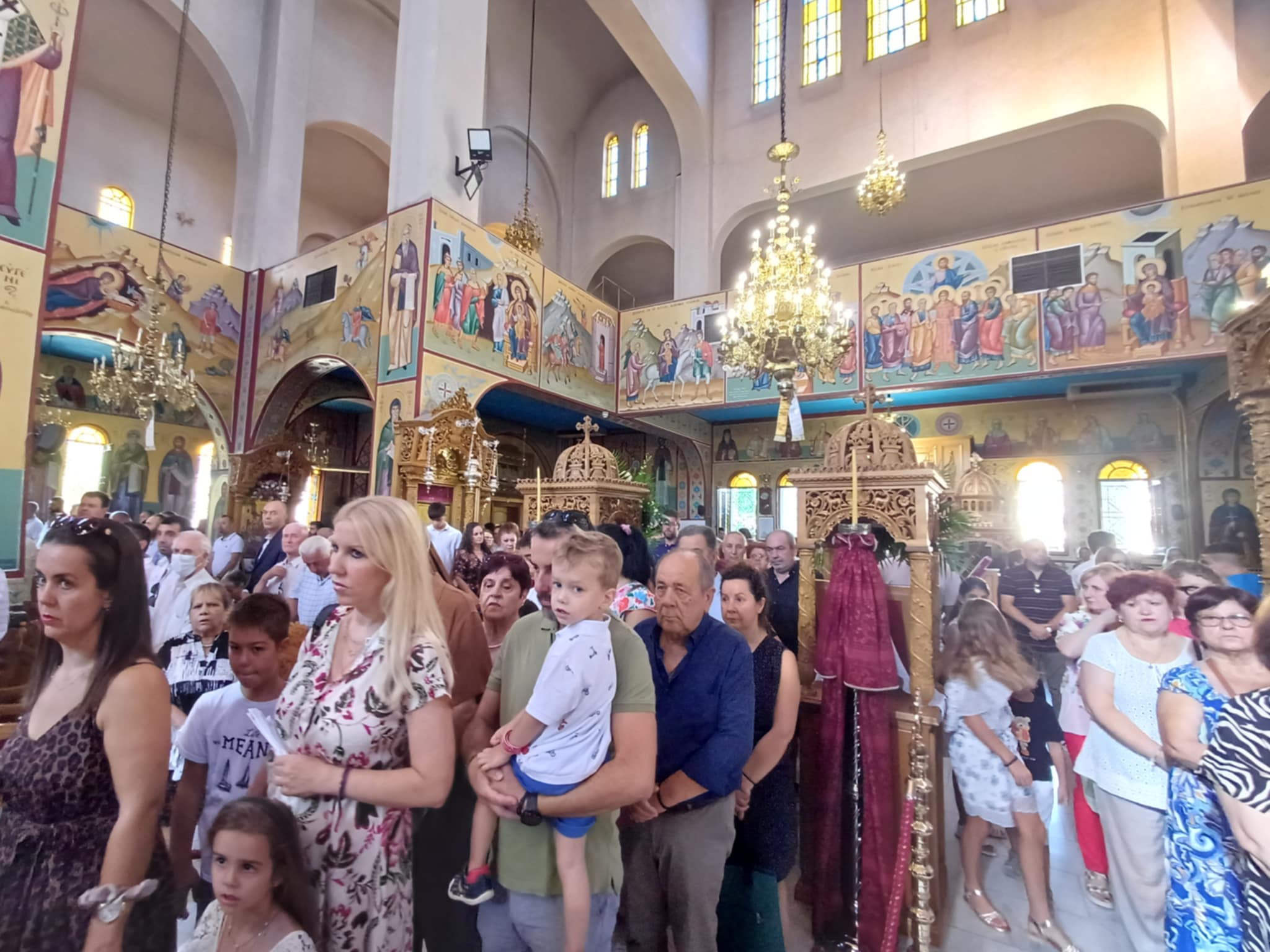Κοίμηση της Θεοτόκου στη Λάρισα¨Πλήθος πιστών στον ναό της Παναγίας στα Ταμπάκικα (ΦΩΤΟ+video)