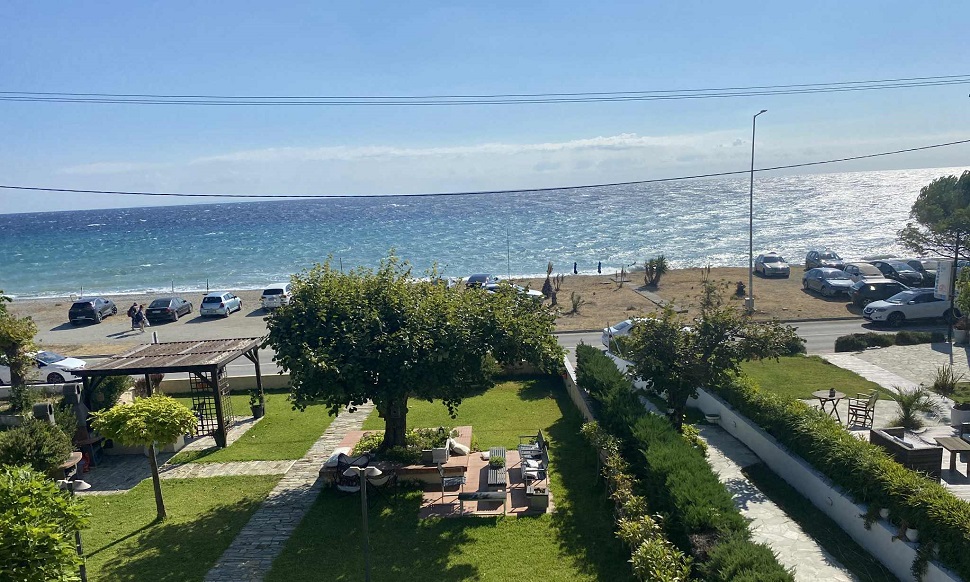 Οι δυνατοί νεμοι και τα κύματα περιόρισαν τον Αύγουστο την τουριστική κίνηση στα παράλια του δήμου Αγιάς (ΦΩΤΟ)