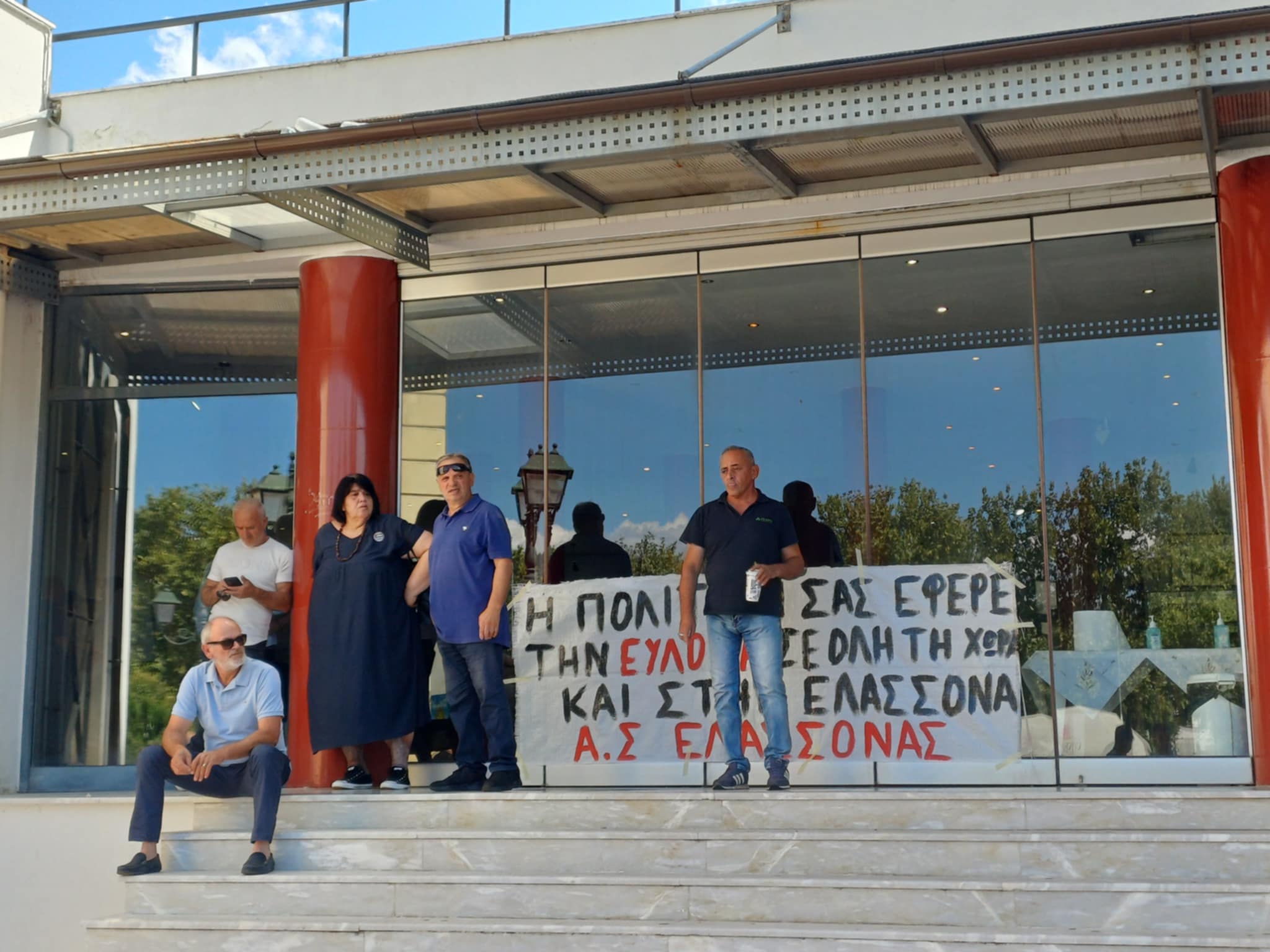 Παράσταση διαμαρτυρίας από κτηνοτρόφους  Ελασσόνας στην επίσκεψη Κέλλα (ΦΩΤΟ-ΒΙΝΤΕΟ)