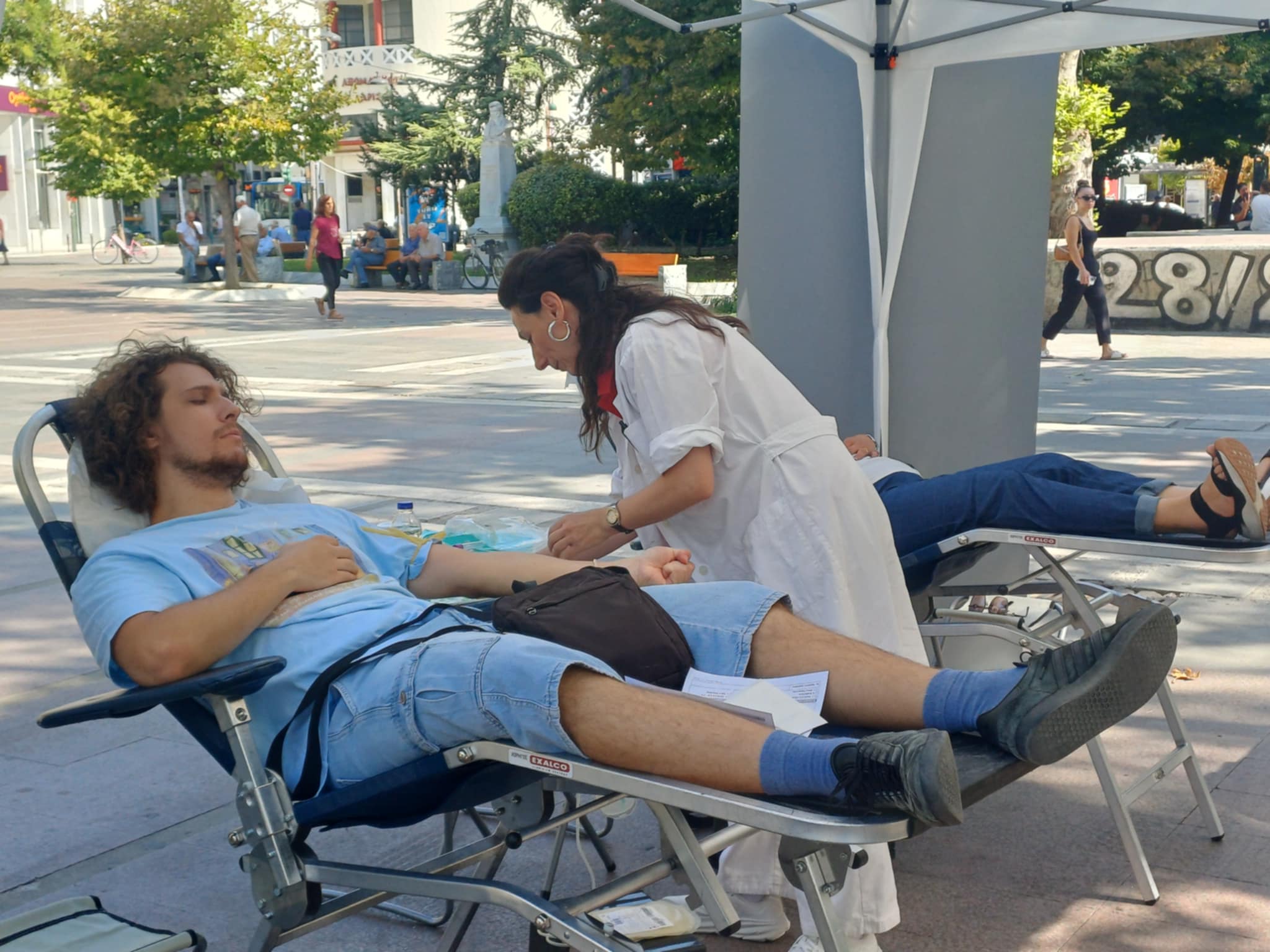 Υπαίθρια αιμοδοσία στην Κεντρική Πλατεία Λάρισας από τον ΕΕΣ (ΦΩΤΟ)