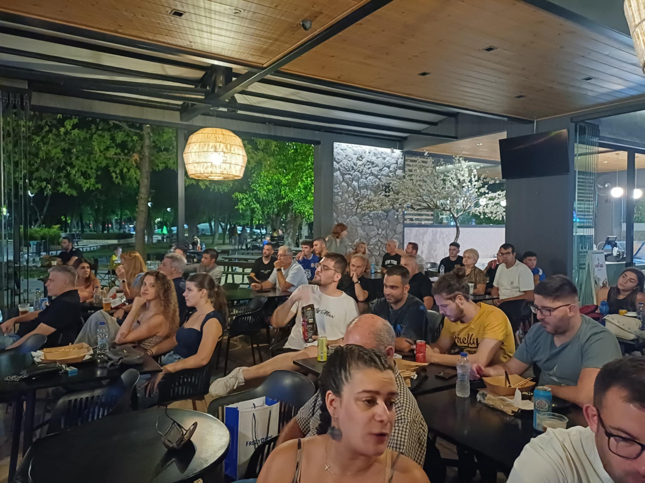 Στη Λάρισα είδε την εθνική ο Πέτρος Κόκκαλης - Λαρισαίοι παρακολούθησαν τον ημιτελικό στο Κηποθέατρο Αλκαζάρ (ΦΩΤΟ)