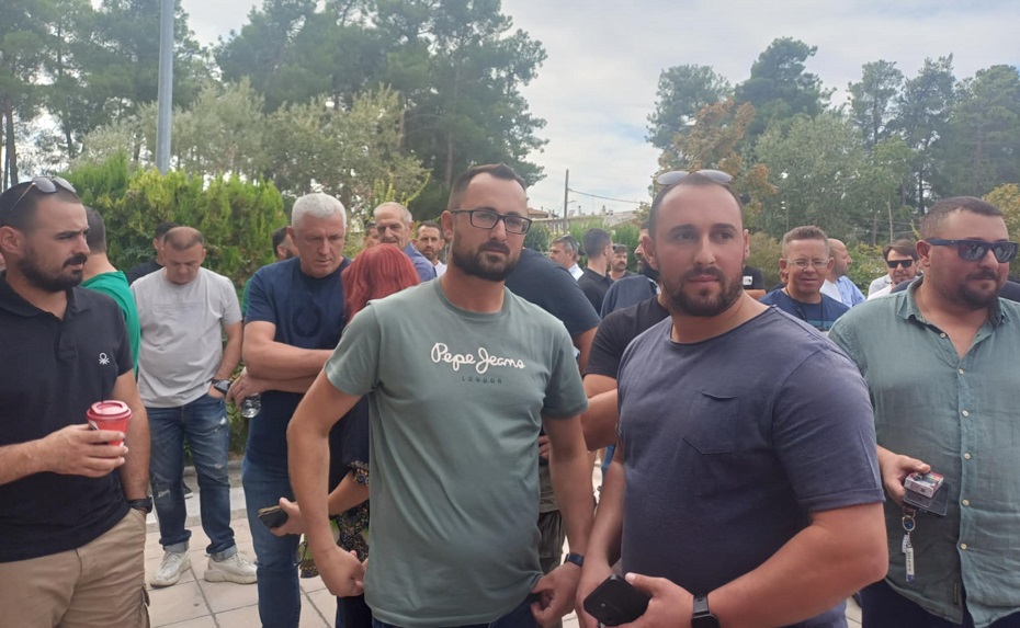 Ένταση μεταξύ κτηνοτρόφων Κουρέτα για το εμβόλιο- τους είπε ότι αυτό είναι Πακιστανικό με 60% μόλις επιτυχία (video)