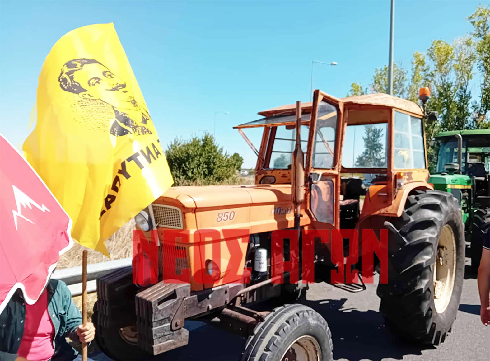 Τα τρακτέρ στον κόμβο του Ε-65, αστυνομικές δυνάμεις απέκλεισαν τις προσβάσεις στον αυτοκινητόδρομο (ΦΩΤΟ - ΒΙΝΤΕΟ)