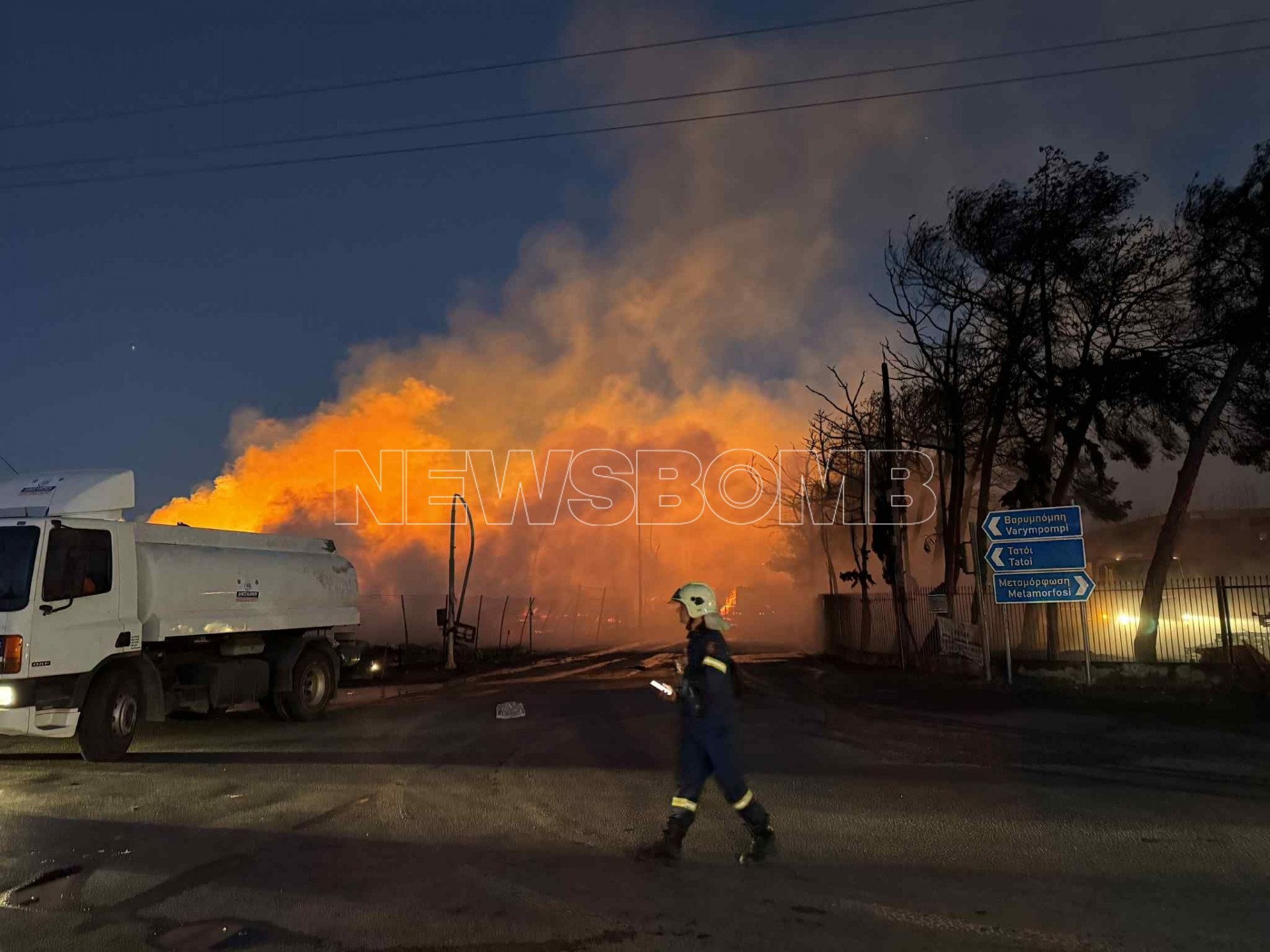 Φωτιά στο Μενίδι: Επεκτάθηκε σε εργοστάσιο παπουτσιών
