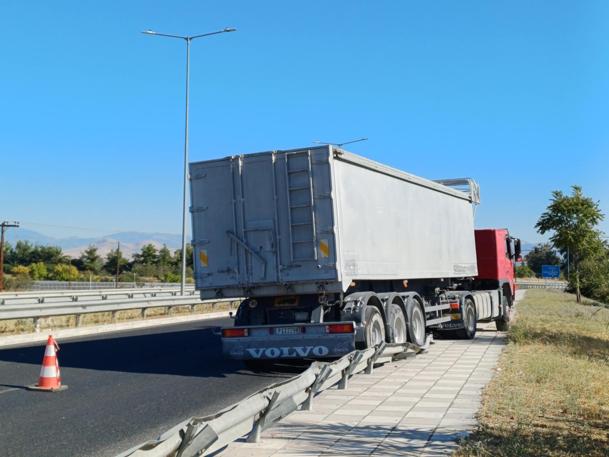 Λάρισα: Νταλίκα βγήκε εκτός δρόμου στην Αγιά Μαρίνα και ξήλωσε τις προστατευτικές μπάρες (ΦΩΤΟ)
