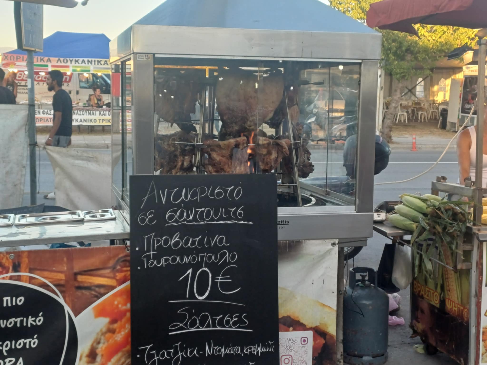 Πλήθος επισκεπτών στο παζάρι της Λάρισας για κάλτσες και εσώρουχα, αλλά και χαλβά και... αντικριστό αρνί παρά την ευλογιά (ΦΩ