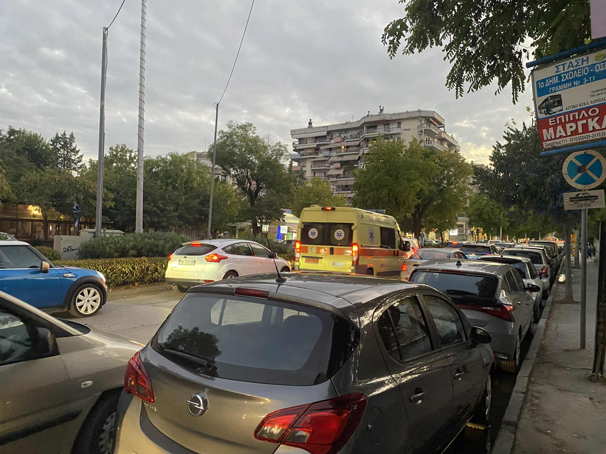 Το μποτιλιάρισμα Δευτέρα απόγευμα στην Ηρώων Πολυτεχνείου για το παζάρι και το ασθενοφόρο που κάνει σλάλομ (ΦΩΤΟ)
