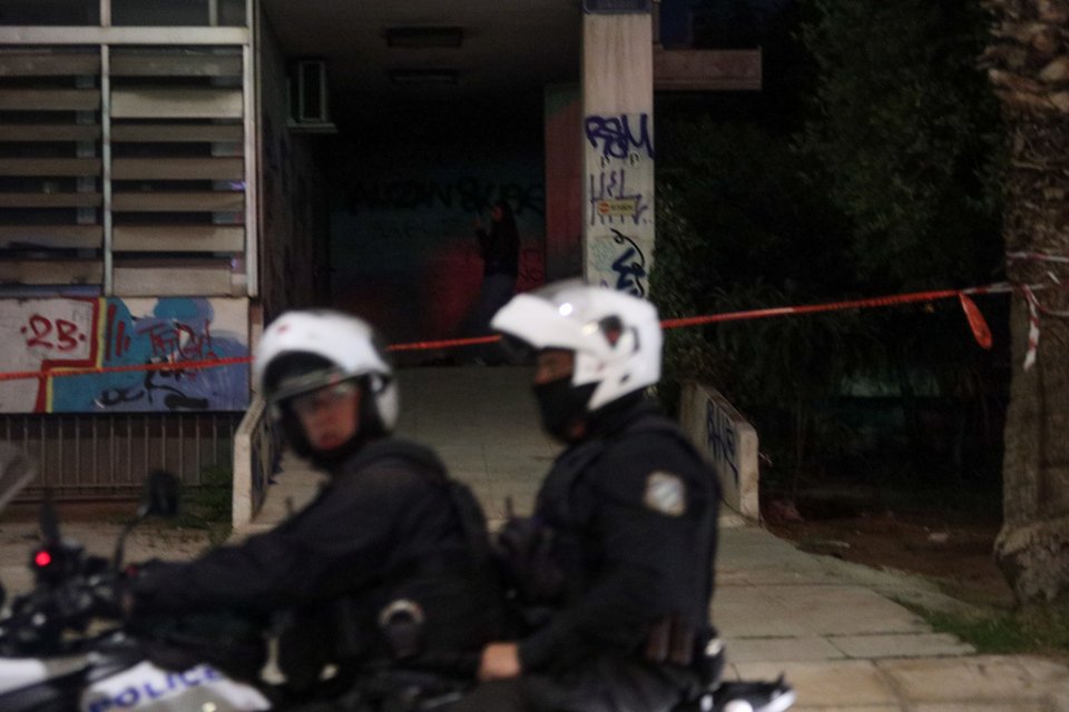 Έκρηξη σε παράρτημα του υπ. Αγροτικής Ανάπτυξης: Φθορές στην είσοδο, έρευνες της ΕΛΑΣ στο σημείο