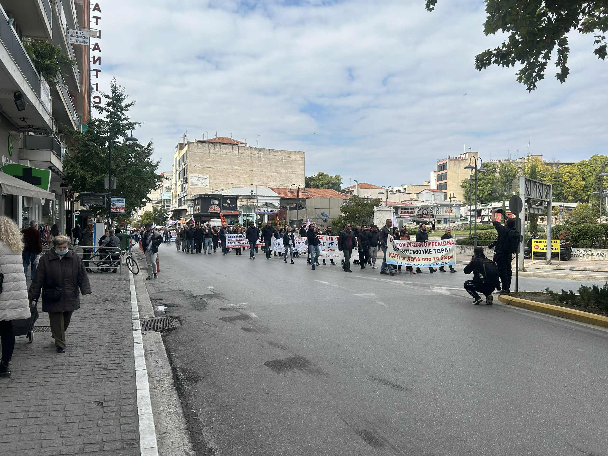 Πορεία και συνθήματα απεργών στο κέντρο της Λάρισας κατά του «αντεργατικού» νομοσχεδίου (ΦΩΤΟ+video)