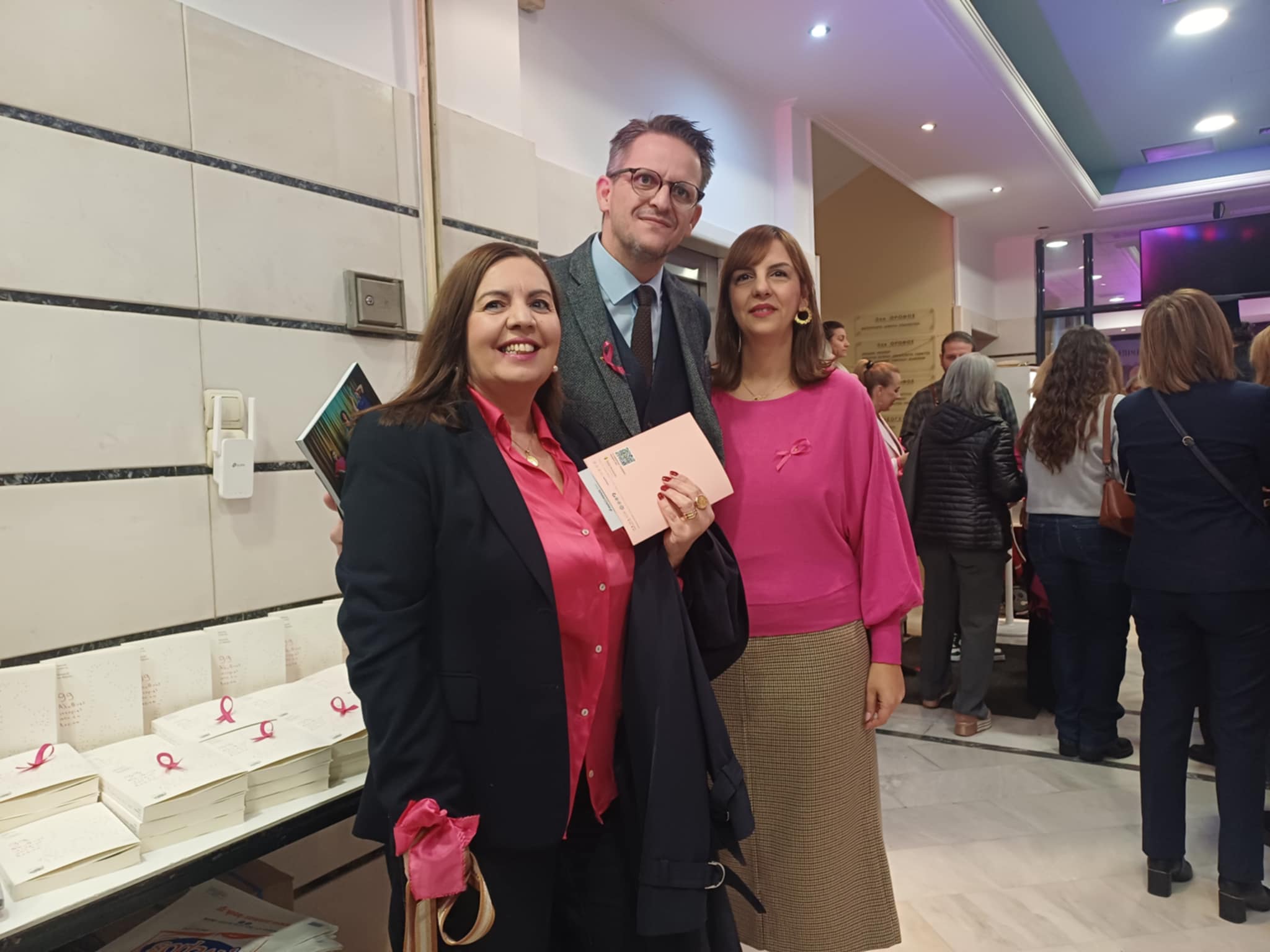 «Όσο ΡΟΖ ελπίΖΩ»-η Λάρισα έστειλε ξανά μήνυμα  ελπίδας για τον καρκίνο του μαστού (ΦΩΤΟ)