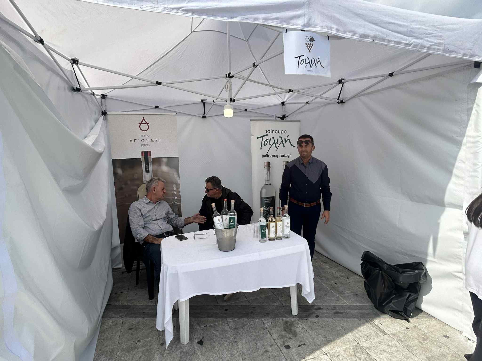 Γλέντι με δημοτικά και χορούς στην κεντρική πλατεία Τυρνάβου στη Γιορτή τσίπουρου και αποσταγμάτων (ΦΩΤΟ+video)
