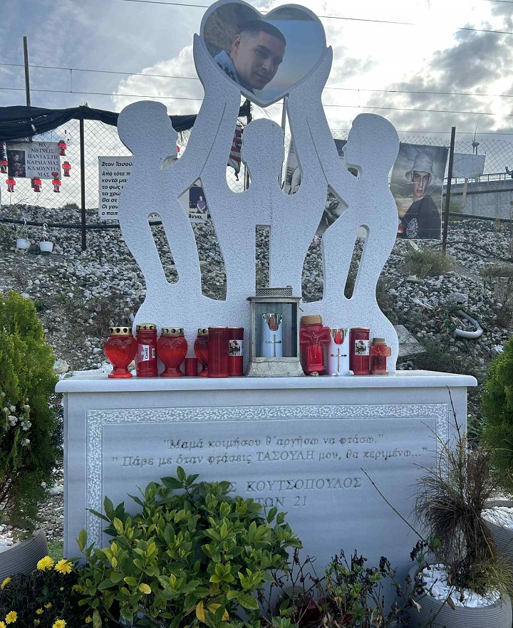 Συγκινεί ο παππούς του αδικοχαμένου Τάσου Κωτσόπουλου: κάθε Κυριακή έρχεται από Καρδίτσα στα Τέμπη κι ανάβει ένα κερί  (ΦΩΤΟ)