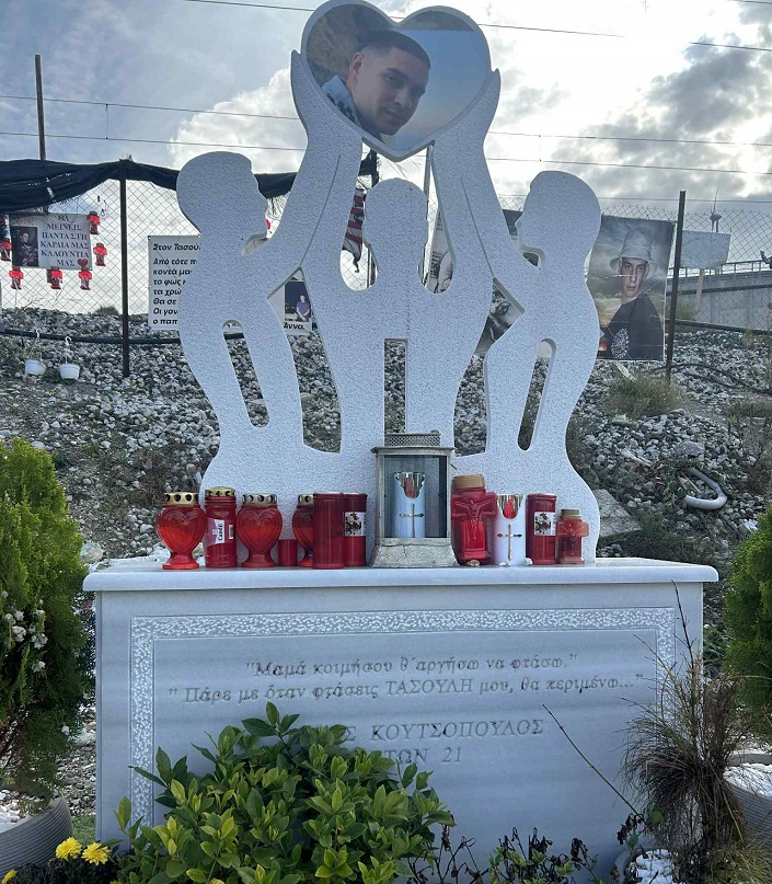 Απίστευτο: Κλέβουν χρήματα που αφήνει ο κόσμος όταν ανάβει κεράκι στο εκκλησακι στα Τέμπη (video)