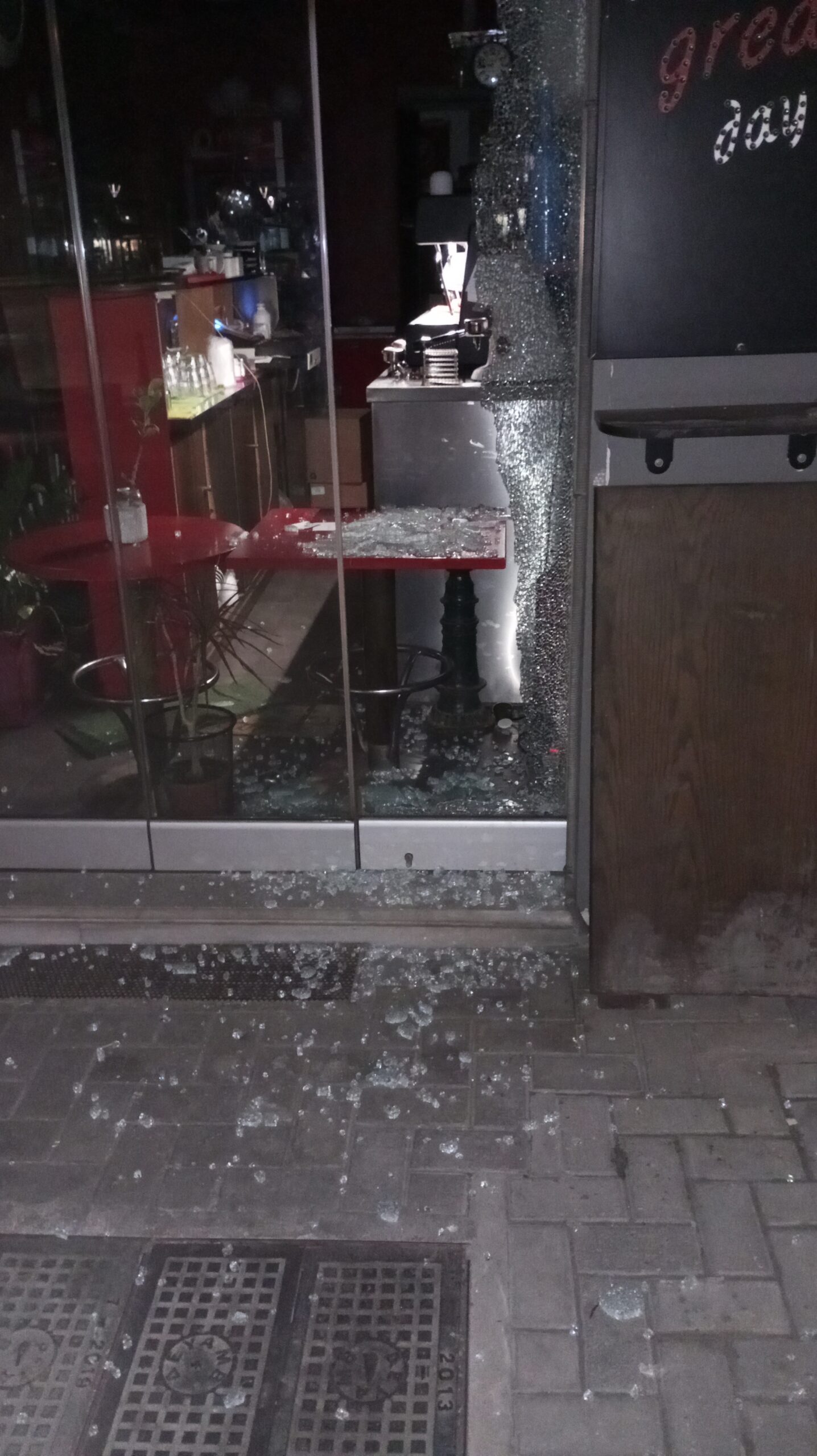 Μπαράζ διαρρήξεων σε επιχειρήσεις στον Βόλο χθες το βράδυ – Άγνωστοι έσπασαν τζαμαρίες, άρπαξαν χρήματα