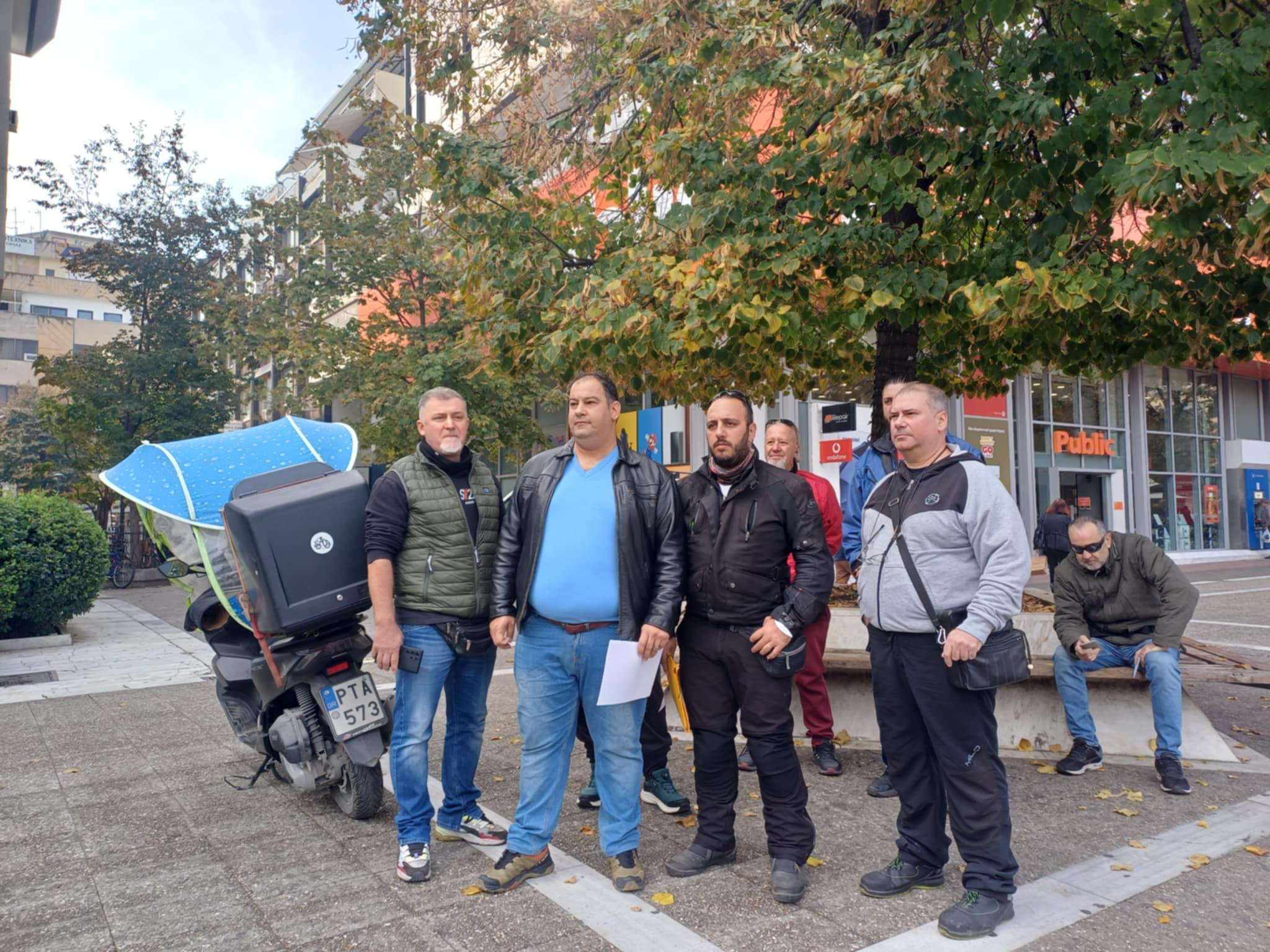 Διαμαρτυρία από τους διανομεί της Λάρισας- ενημερώνουν τον κόσμο με φυλλάδια στην κεντρική πλατεία (ΦΩΤΟ)