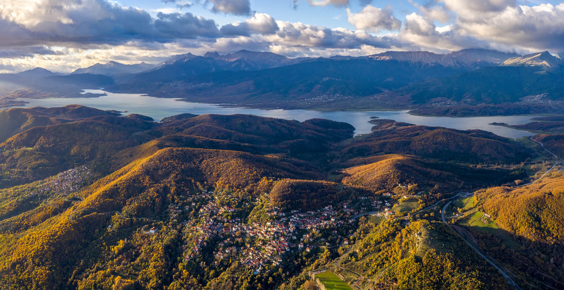 Φθινόπωρο στη Λίμνη Πλαστήρα σε φόντο χρυσοκίτρινο και γαλάζιο...