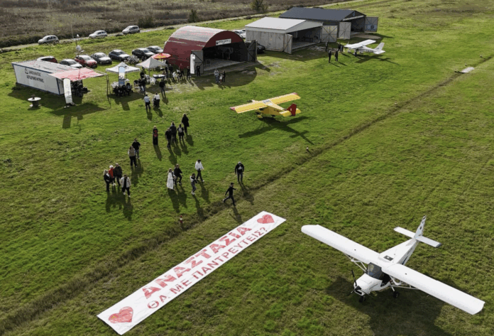 Πρόταση γάμου από την Αγιά Λάρισας στους... “ουρανούς” της Καρδίτσας! (ΦΩΤΟ)