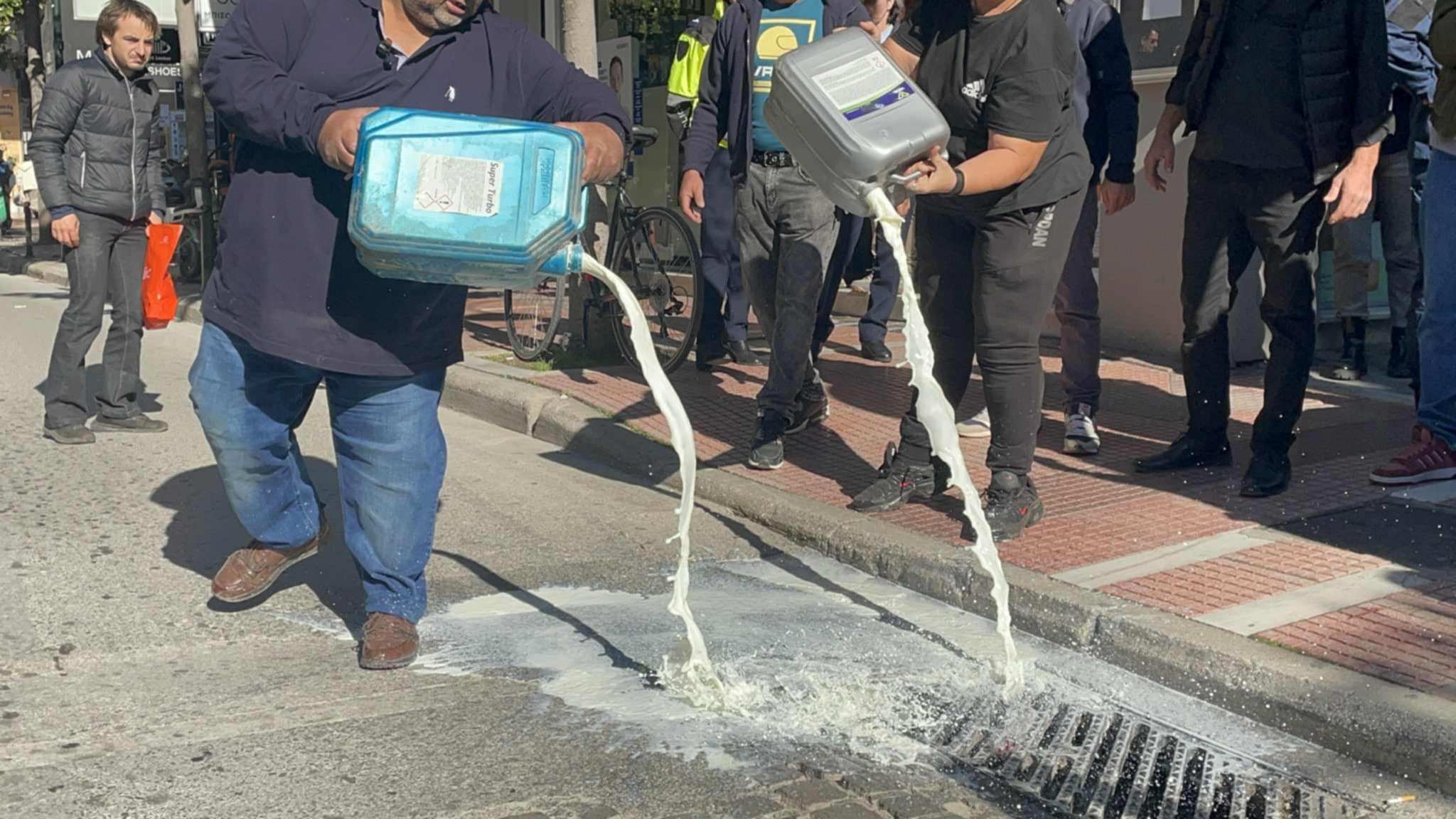 Παραμένουν και το βράδυ έξω από τα γραφεία του Κέλλα οι κτηνοτρόφοι, ζητούν να τον συναντήσουν