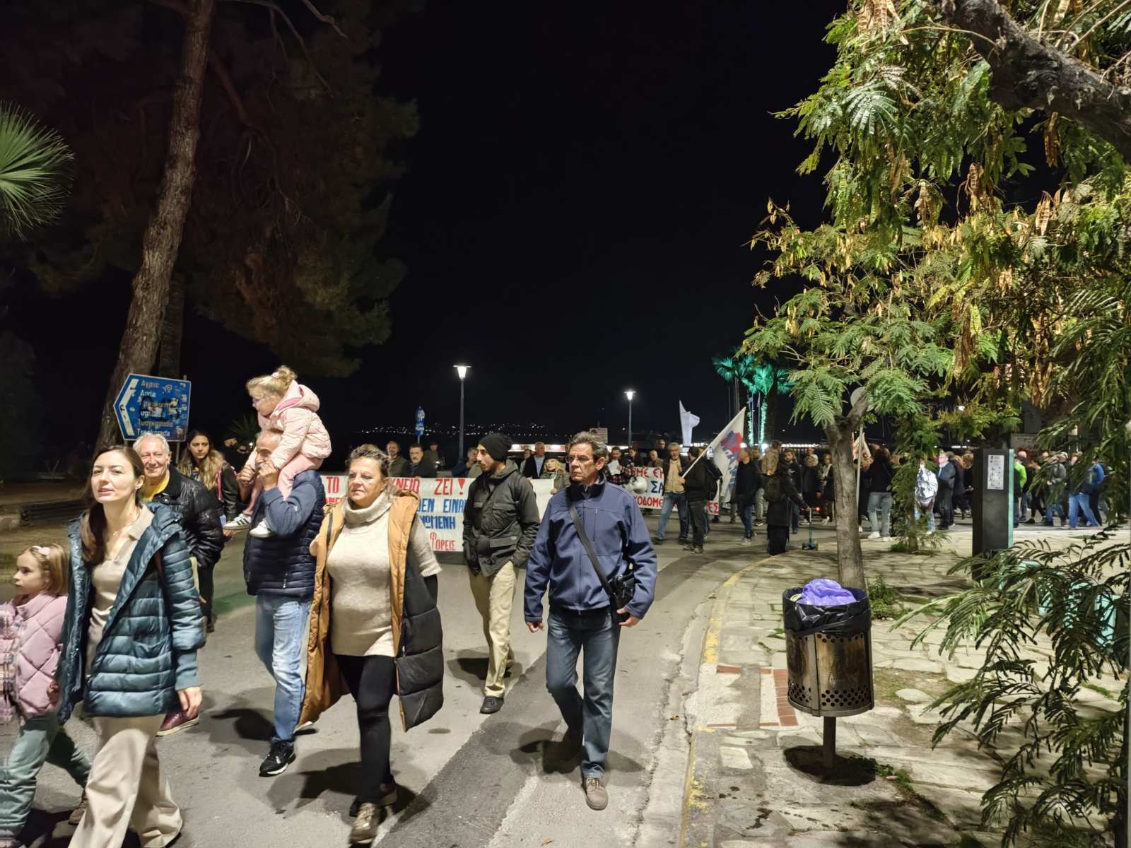 Με συνθήματα για δημοκρατία. ειρήνη, δικαιοσύνη η μεγάλη συγκέντρωση για το Πολυτεχνείο στην κεντρική παλτεία (ΦΩΤΟ)