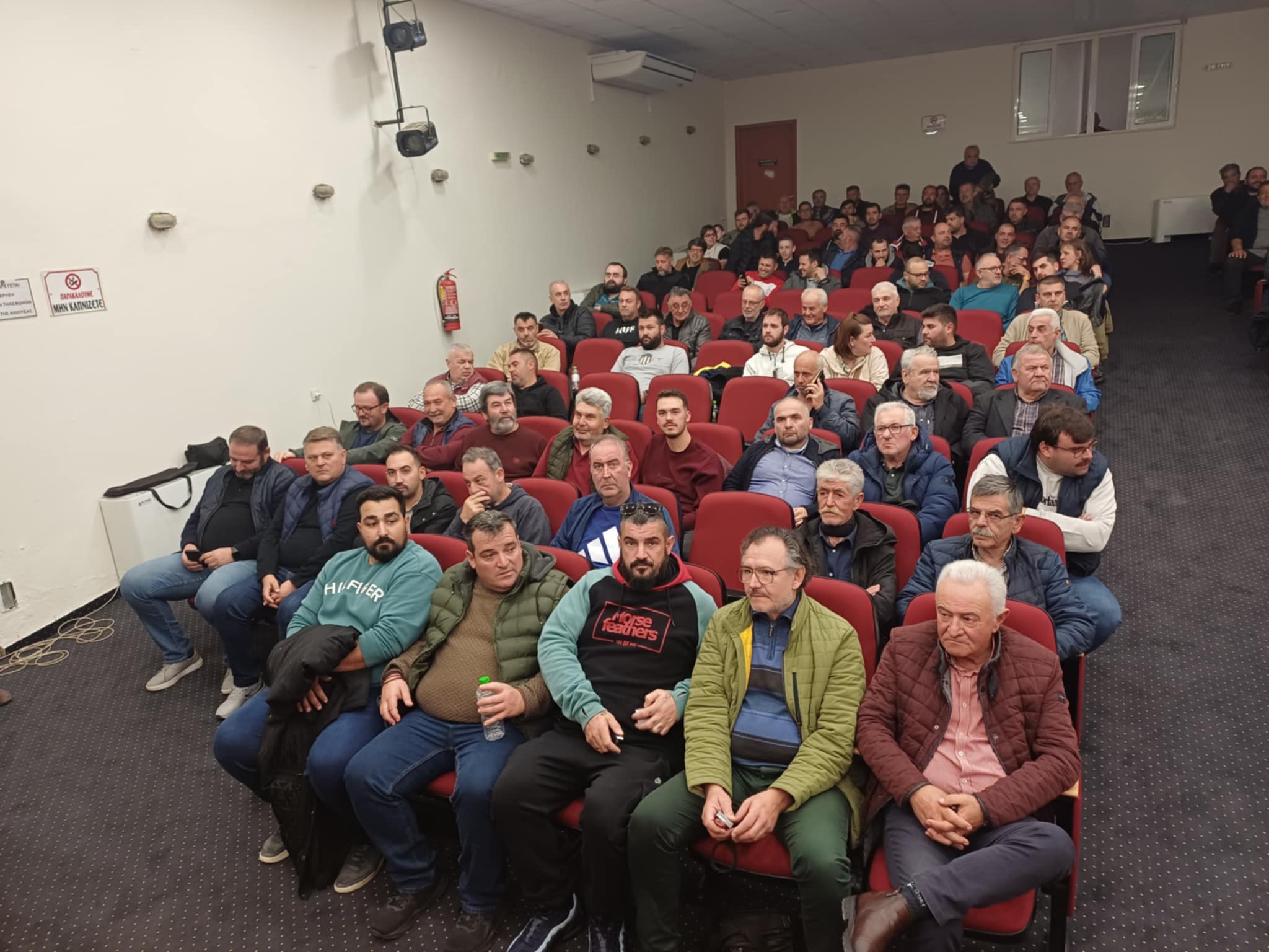 Με στόχο να συμπτήξουν ένα ενιαίο πανθεσσαλικό μπλόκο οι αγρότες συνεδριάζουν αυτή την ώρα στα Φάρσαλα (ΦΩΤΟ)