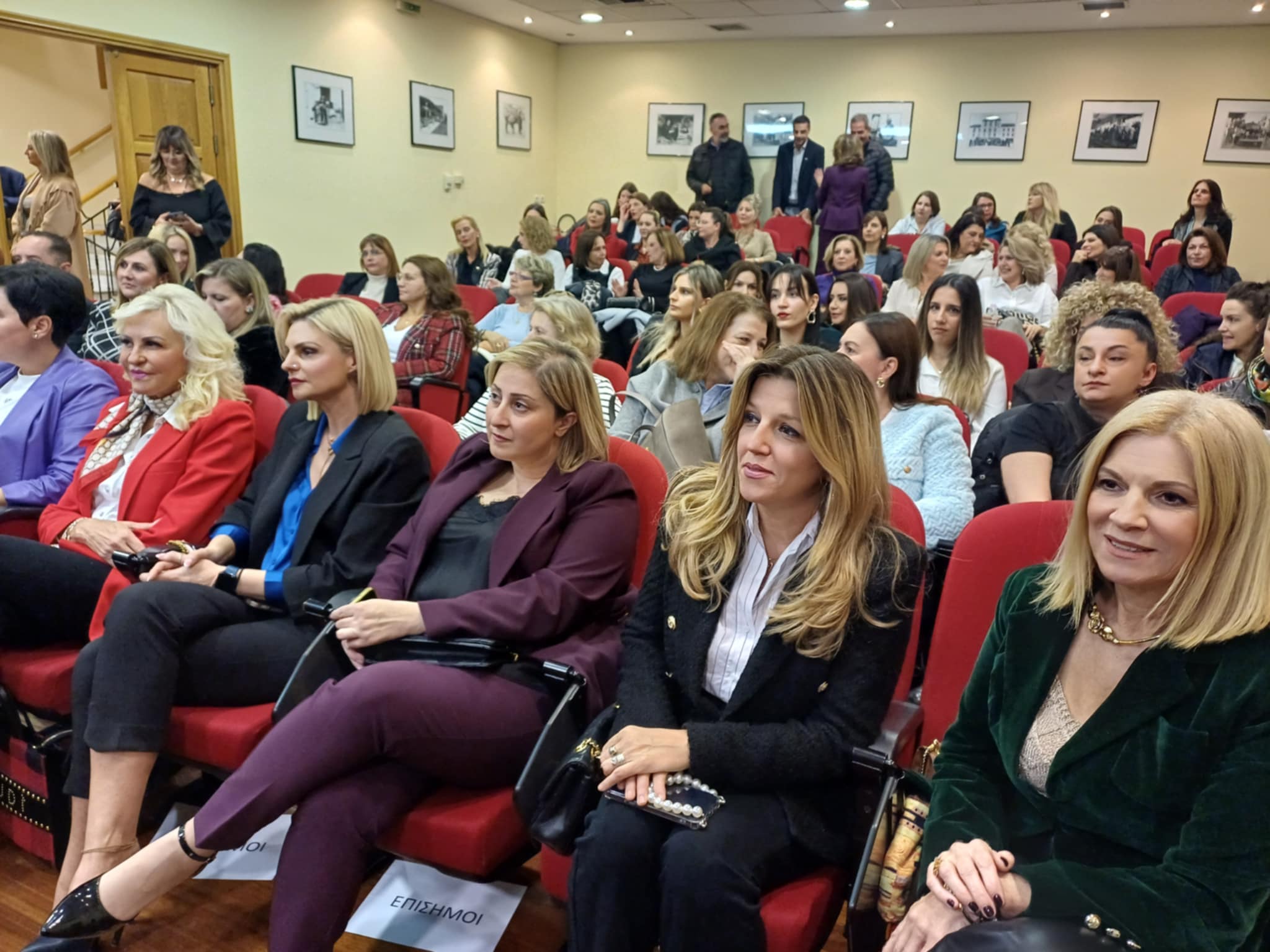 Μεγάλη συμμετοχή στην εκδήλωση του Επιμμελητηρίου Λάρισας για τη γυναικεία επιχειρηματικότητα (ΦΩΤΟ)
