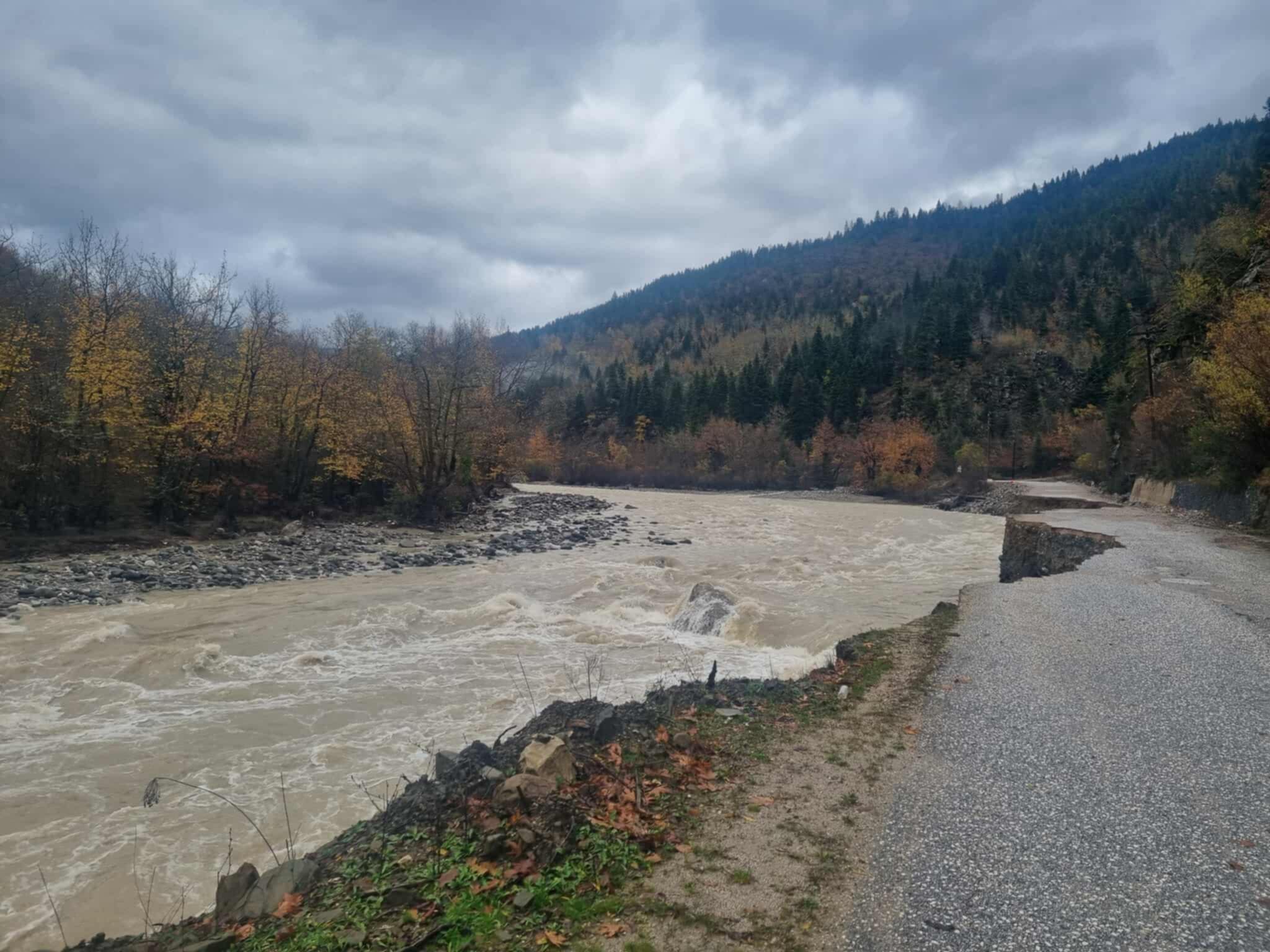 Στο έλεος της κακοκαιρίας παραμένουν αποκλεισμένα χωριά στον Ασπροπόταμο-(ΦΩΤΟ+video)