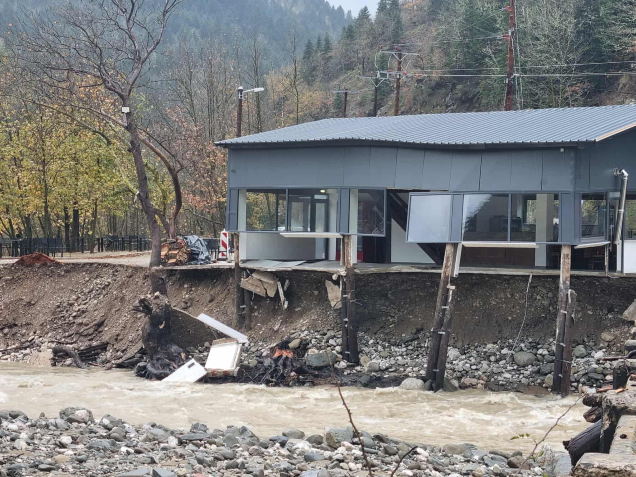 Η επόμενη ημέρα στον Ασπτροπόταμο- τεράστιες ζημιές , οικισμοί αποκλεισμένοι, δρόμοι απροσπέλαστοι (ΦΩΤΟ+video)